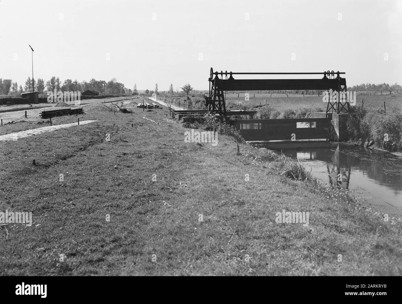Creuser et améliorer des canaux, des ponts de construction, des clôtures, des cours de boue, des aires Date : 1939 mots clés : pondre des ponts, creuser et améliorer des canaux, escrime Nom personnel : arace, modderbeek Banque D'Images