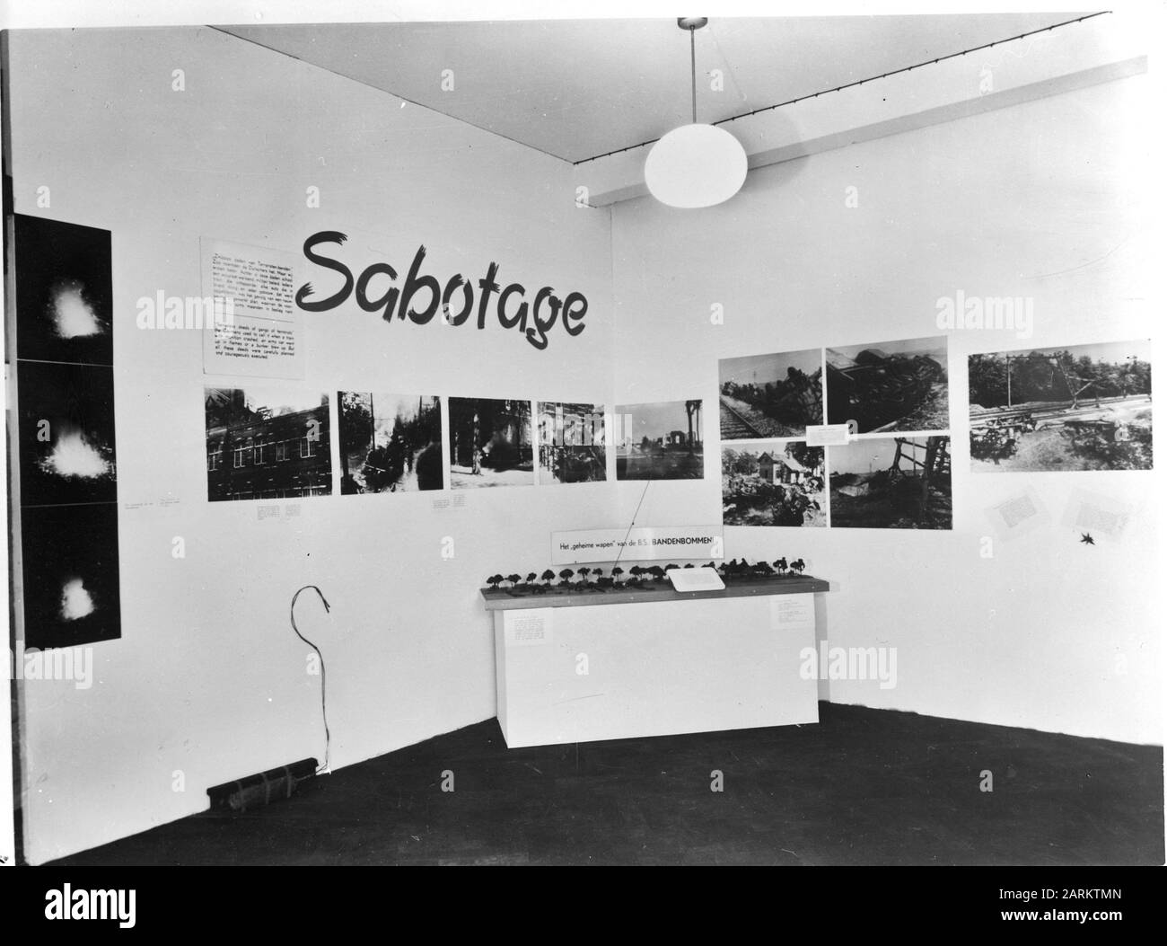 Exposition des forces armées intérieures dans le grand magasin de Bijenkorf à Amsterdam Wand Sabotage Date: Octobre 1945 lieu: Amsterdam, Noord-Holland mots clés: Expositions Nom de l'institution: Bijenkorf, NBS Banque D'Images