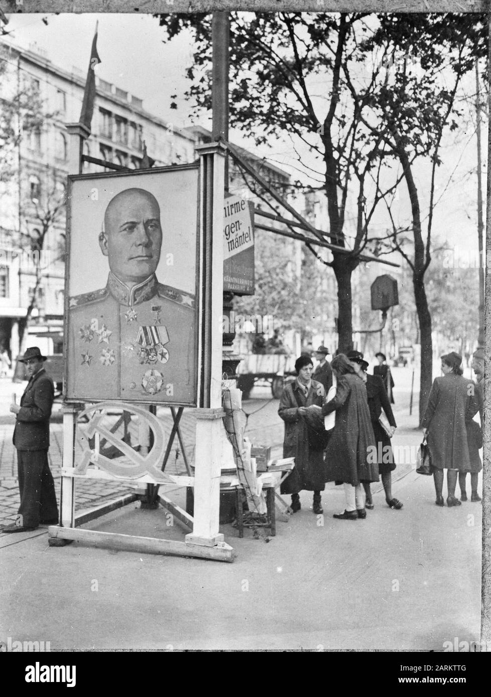 Vienne. La propagande russe à l'Opernring par de grandes affiches. Au premier plan un journal vendeuse Annotation: Affice est un grand portrait du maréchal Ivan Konev Date: 1945 lieu: Vienne mots clés: Affiches, communisme, politique, propagande Banque D'Images