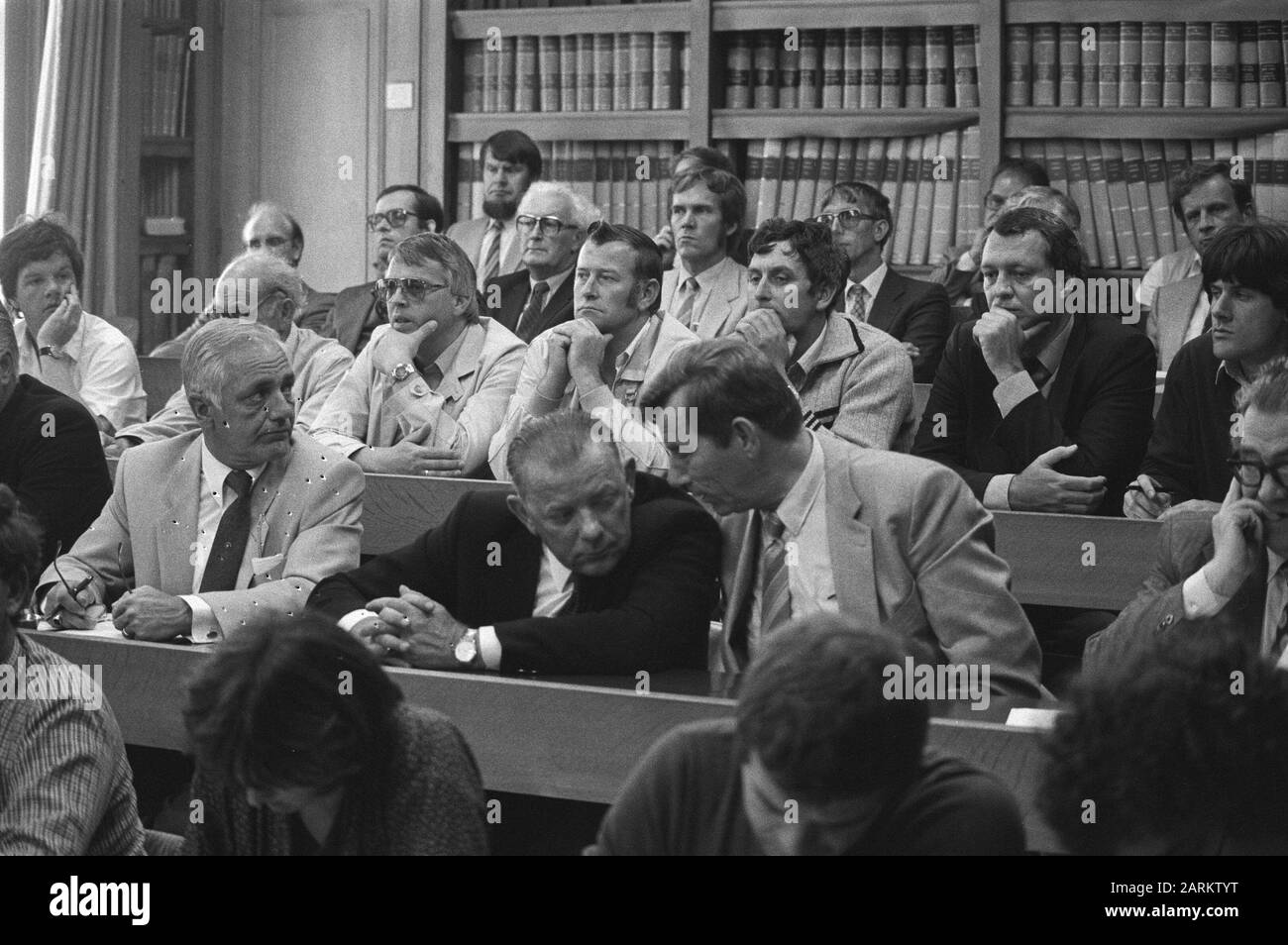 Consultation du Comité de la Chambre pour la gestion des transports et de l'eau avec le Secrétaire d'Etat Smit-Kroes Représentants des organisations de barges dans la galerie publique Date: 11 août 1981 lieu: La Haye, Hollande-Méridionale mots clés: Barges, consultation Banque D'Images