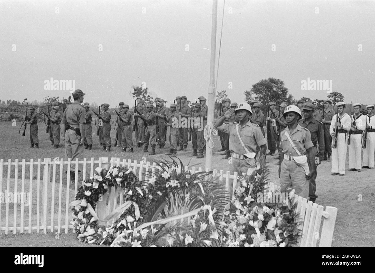 Hôpital Militaire De Medan. Defilé Te Medan [Defilé Honoraire Medan] Date : 13 Mars 1948 Lieu : Indonésie, Medan, Antilles Orientales Néerlandaises, Sumatra Banque D'Images