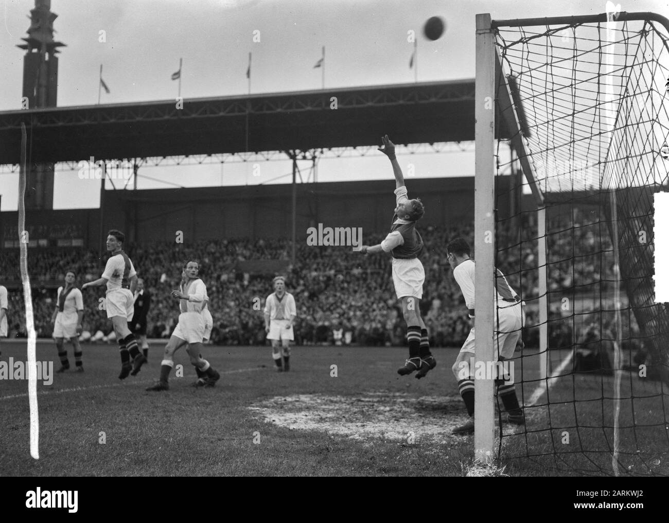 Volewijckers contre Ajax 0-1/moment de jeu pour Ajax but Date: 12 novembre 1949 mots clés: Playing moments Settings Nom: Volewijckers Banque D'Images