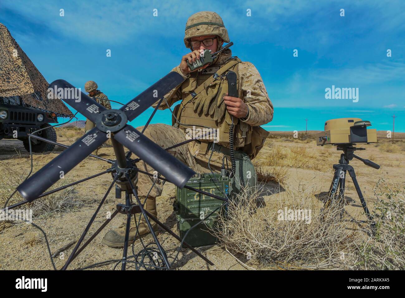 Caporal Us Marine Corps Cameron J. Rider, opérateur radio du combat Logistics Regiment 1, 1ère Marine Logistics Group, établit la communication par satellite avec le centre d'opérations de combat à l'aide d'un système de communication tactique distribué dans 29 Palms, Californie, 8 décembre 2019, pendant l'exercice Steel Knight. Steel Knight est un exercice annuel qui s'étend sur la côte ouest des États-Unis et de la Californie. Il met l'accent sur les capacités de commandement et de contrôle, les feux de terrain et les tactiques de guerre de manœuvre, tout en testant les marines et les marins dans un large éventail d'environnements et en se préparant à contrer l'agression ag Banque D'Images