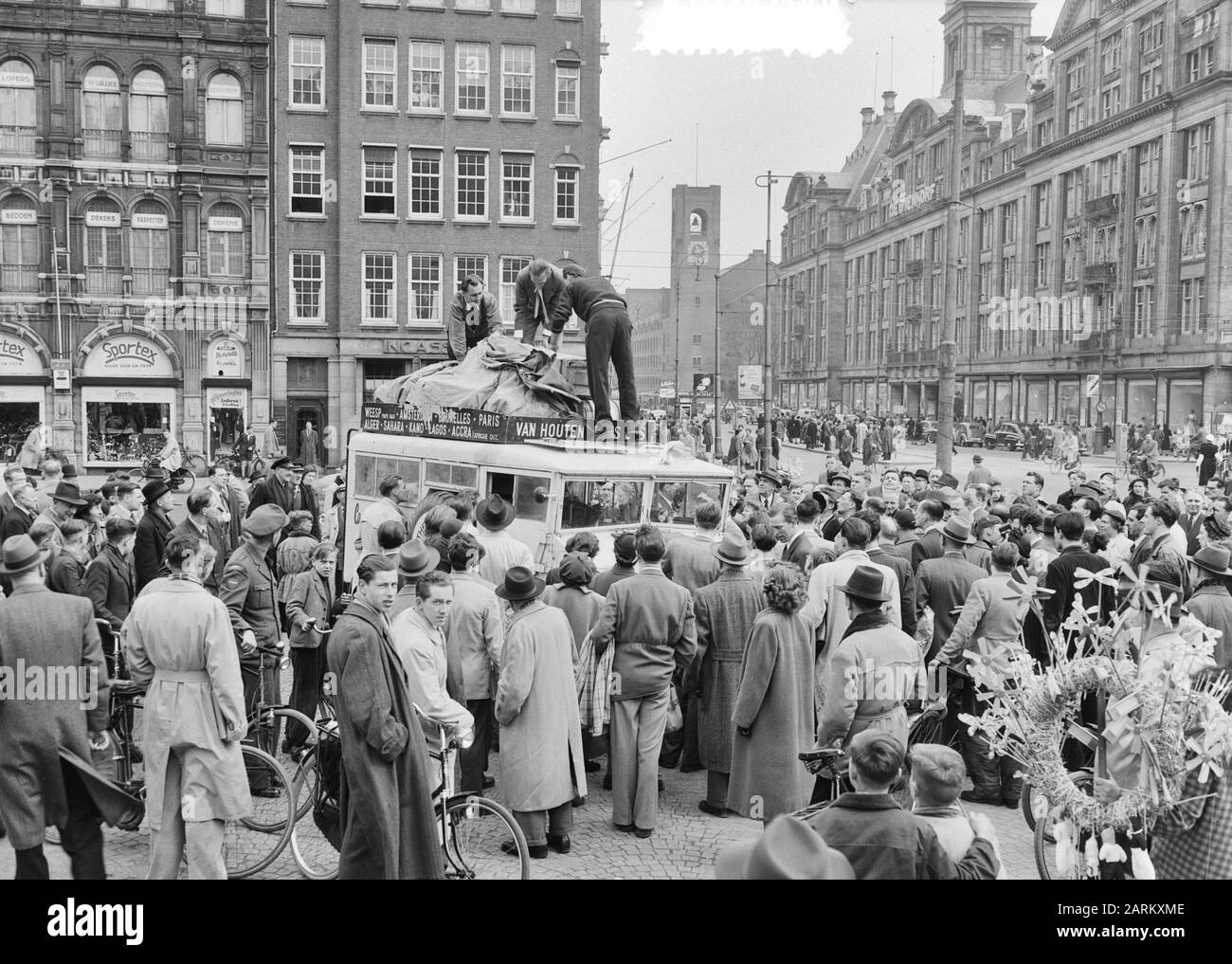 Expédition van Houten retour à Amsterdam Date: 12 avril 1952 lieu: Amsterdam, Noord-Holland mots clés: Expéditions Banque D'Images