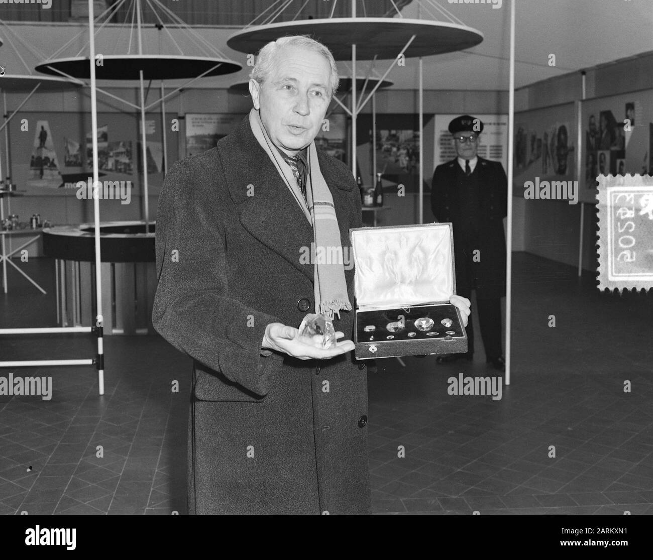 Exposition Afrique du Sud 300 ans au Tropenmuseum à Amsterdam. Lettre de Jan van Riebeeck de l'année 1656 à l'Heren Zeventien avec la demande d'augmentation des salaires. Son salaire annuel a triché sur plm 70,00 et il voulait voir cette augmentation à fl 85, -. Toutefois, l'augmentation a été refusée. Date : 27 mars 1952 lieu : Amsterdam, Noord-Holland mots clés : Archives, documents, histoire, expositions Banque D'Images