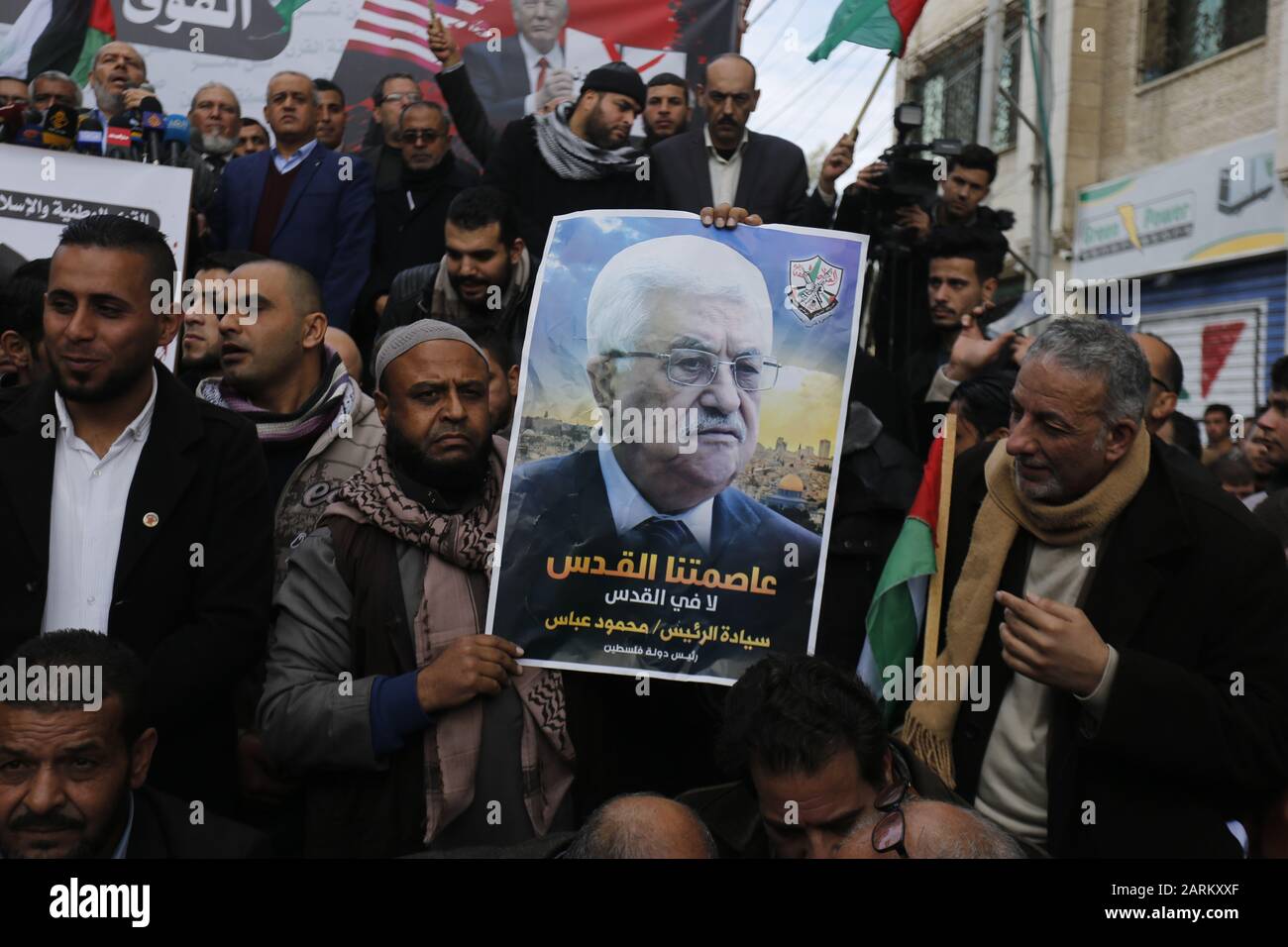 Gaza, Palestine. 28 janvier 2020. Un manifestant palestinien a une photo du président palestinien Mahmoud Abbas Abu Mazen lors d’une manifestation contre le plan de paix américain concernant le Moyen-Orient à Rafah. Crédit: Sopa Images Limited/Alay Live News Banque D'Images