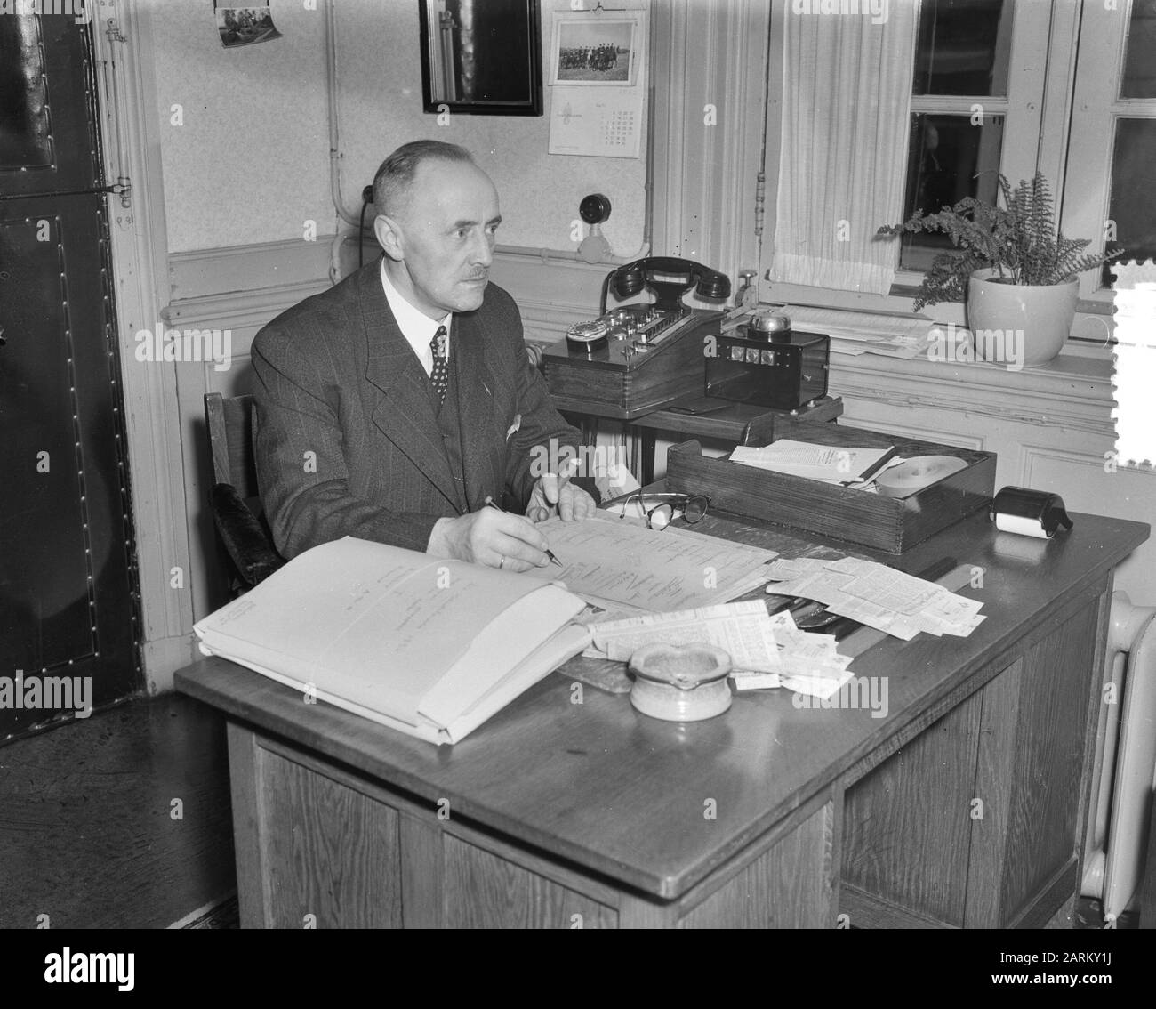 Le Dr Beel reçoit le gardien de chambre Date: 28 juillet 1952 mots clés: Reçus Nom personnel: Beel, Louis Banque D'Images