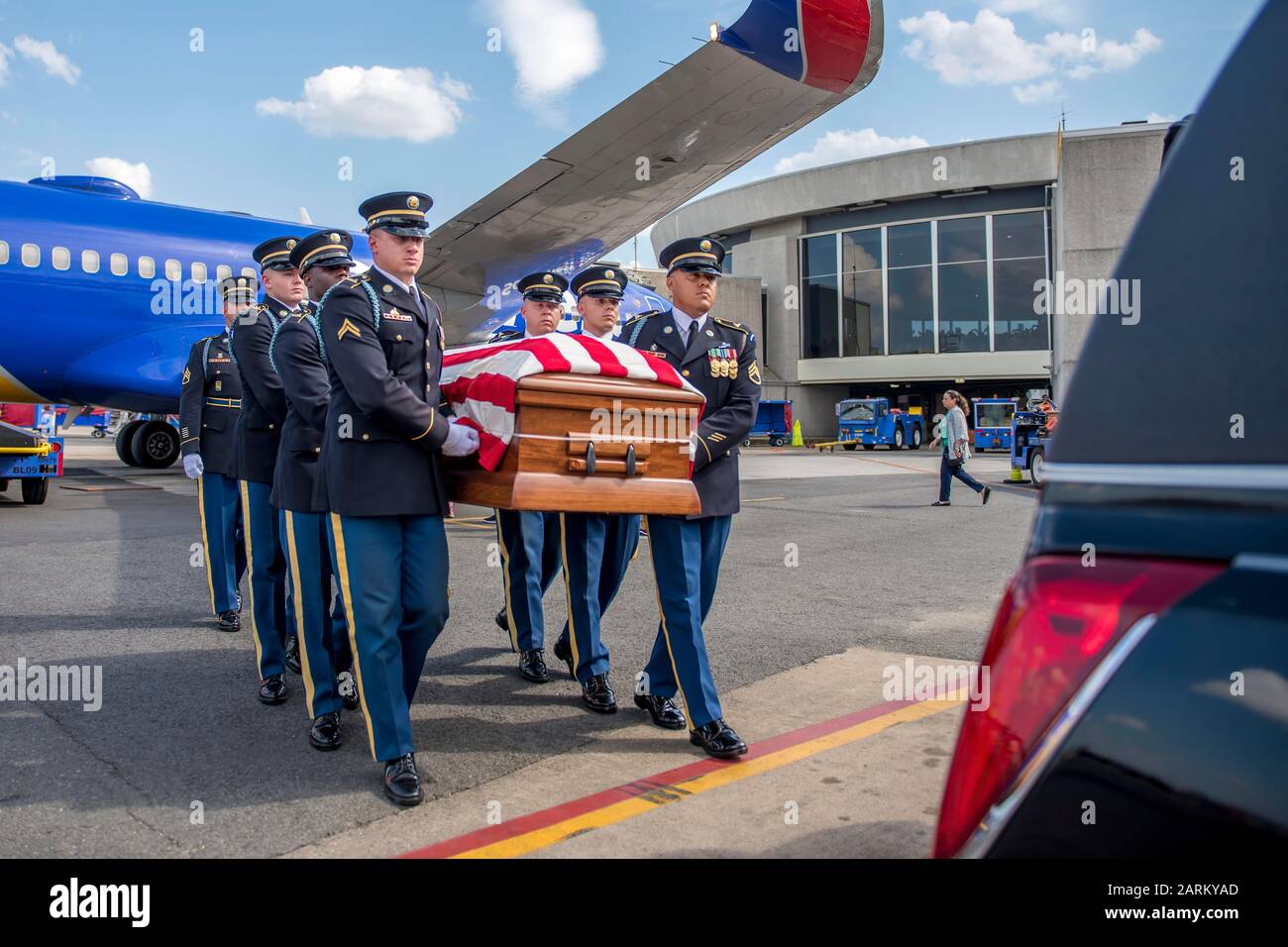 Les soldats affectés au tridimensionnel régiment d'infanterie américain (la vieille garde) portent le cercueil du Pvt de l'armée. Floyd A. Fulmer, lors d'un hommage à l'avion à l'aéroport national Ronald Reagan de Washington à Arlington, en Virginie, le 17 juillet 2019. Fulmer, de Newberry, en Caroline du Sud, a été tué pendant la seconde Guerre mondiale et a été comptabilisé le 27 novembre 2018. Les honneurs Du Côté de l'avion sont rendus aux membres du service qui ont péri tout en servant en service actif. (ÉTATS-UNIS Photos de l'armée par Sgt. Nicholas T. Holmes) Banque D'Images