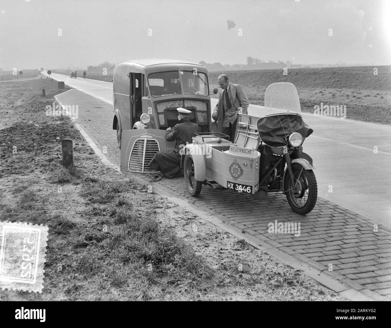 Roadwacht est présent sur la nouvelle route nationale Amsterdam-Utrecht [A 1] Date : 3 novembre 1952 mots clés : voitures, services d'urgence, autoroutes, circulation, véhicules Banque D'Images