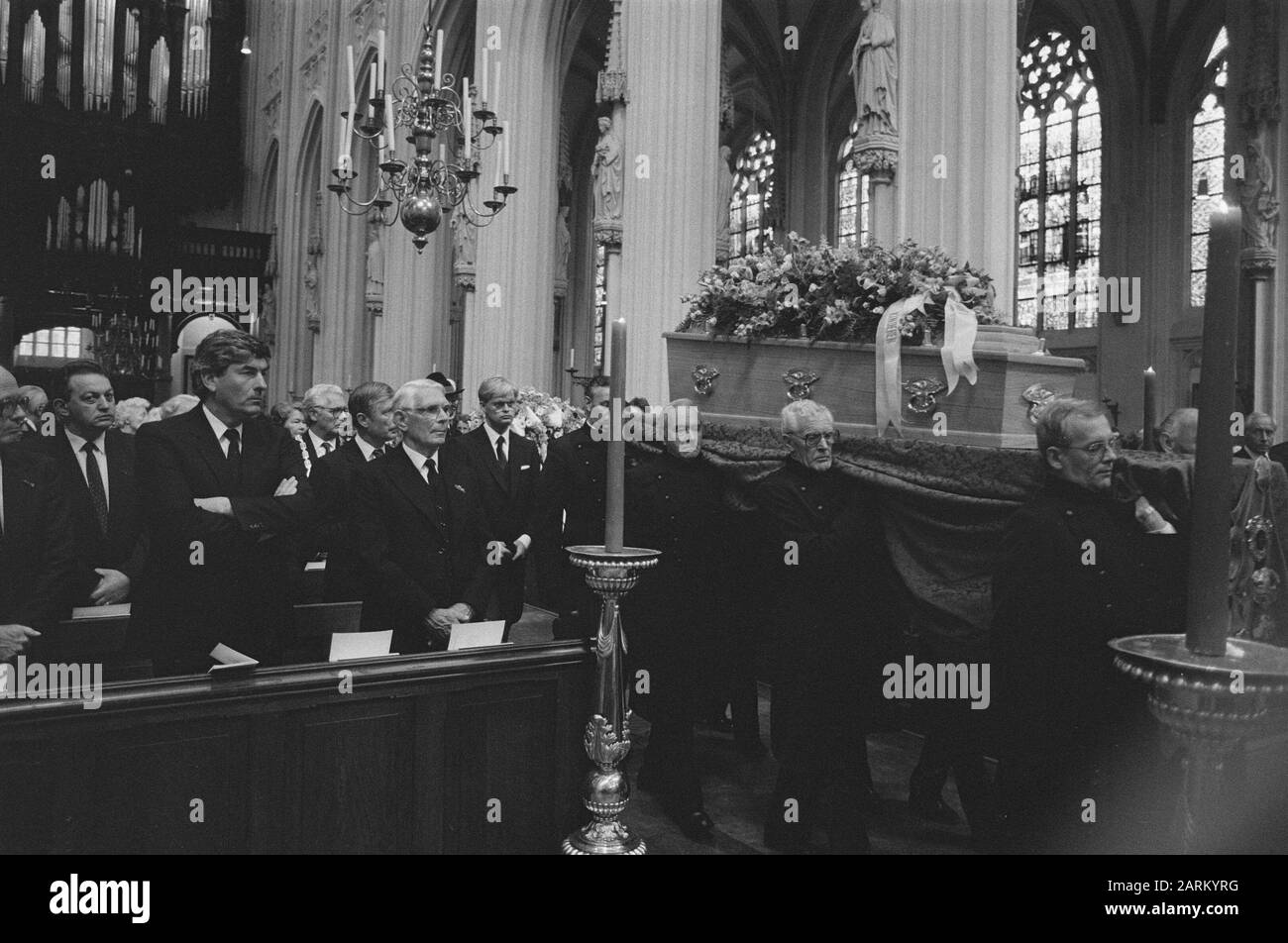 Funérailles du vieux premier ministre de Quay à Saint-Jean à Den Bosch; devant le ministre Rietkerk, le premier ministre Lubbers, m. De Roy Van Zuydewijn Date: 9 Juillet 1985 Lieu: Den Bosch Nom Personnel: Lubbers, Ruud, Ministre Rietkerk Nom De L'Institution: Sint-Janskathedraal Banque D'Images Funérailles du vieux premier ministre de Quay à Saint-Jean à Den Bosch; devant le ministre Rietkerk, le premier ministre Lubbers, m. De Roy Van Zuydewijn Date: 9 Juillet 1985 Lieu: Den Bosch Nom Personnel: Lubbers, Ruud, Ministre Rietkerk Nom De L'Institution: Sint-Janskathedraal Banque D'Images