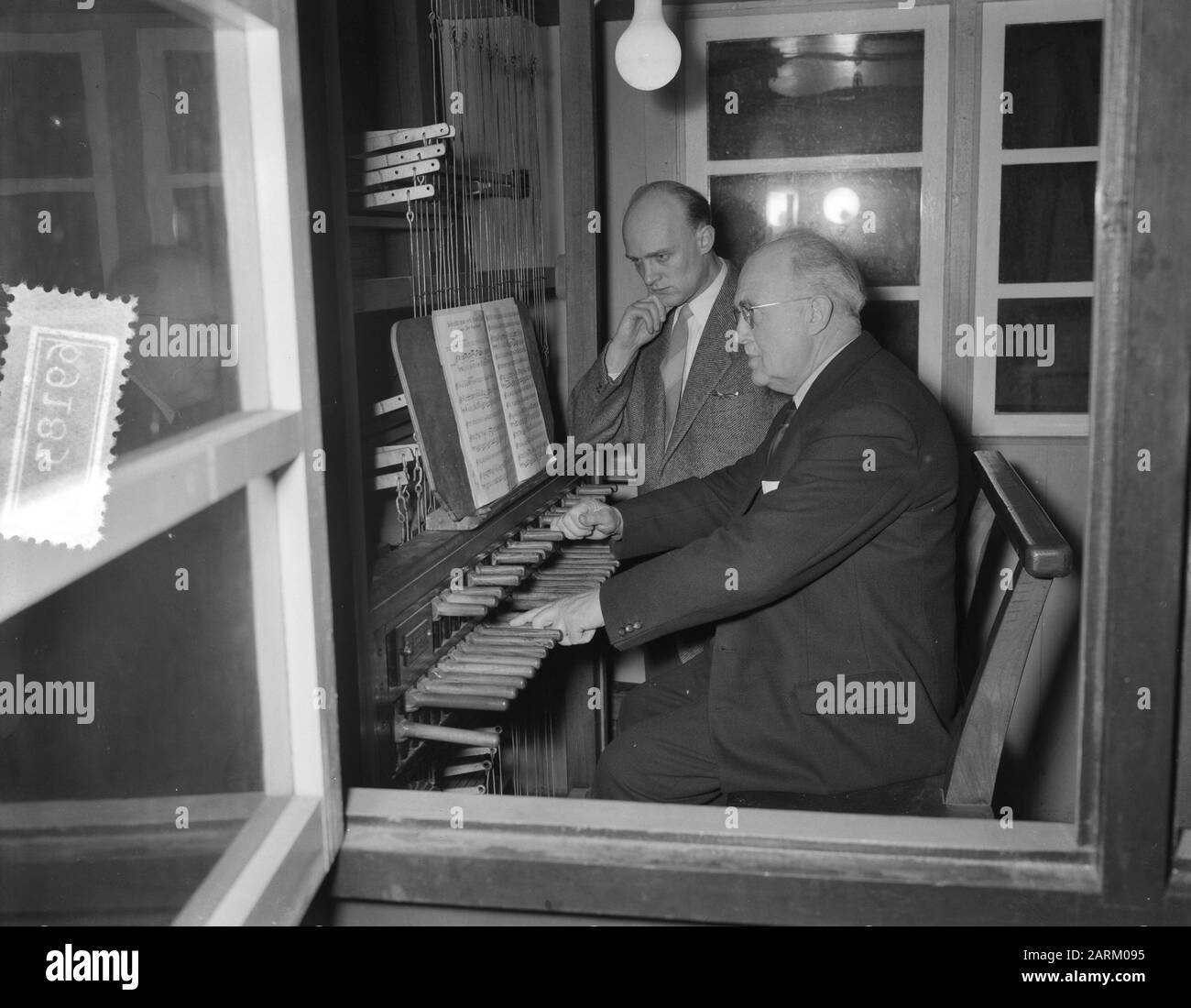 City carillonneur Toon de Balkom, [:'s-Hertogenbosch|den Bosch]] après 40 ans de position au fils Sjef van Balkom Date: 29 décembre 1954 lieu: Den Bosch mots clés: City carillondiers, SON, fonctions Banque D'Images