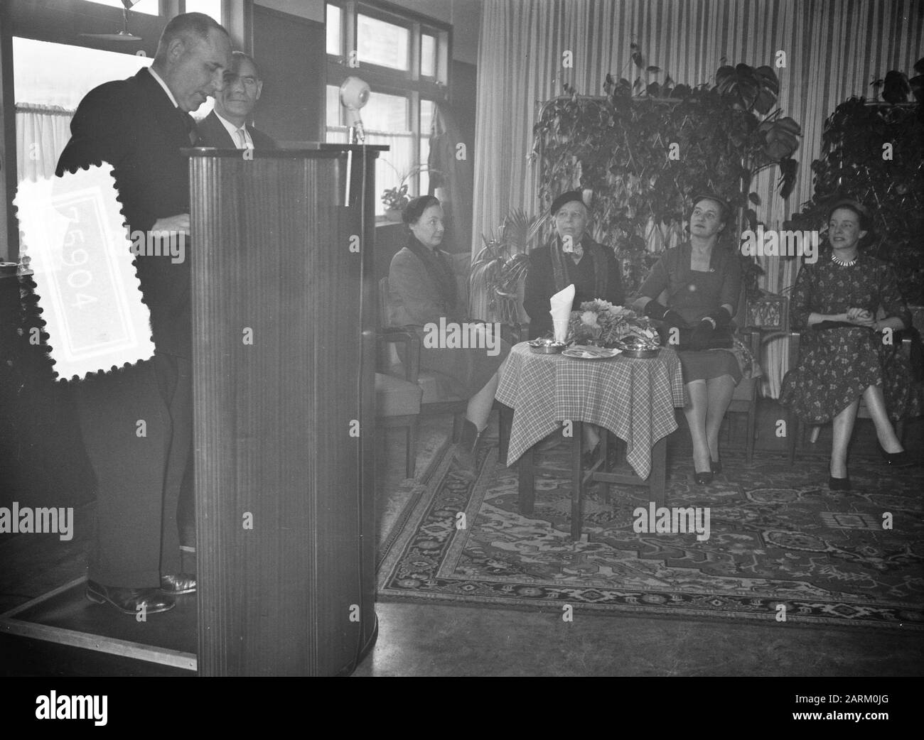 Tewaterlating Motor Tanker Koningswaard Ndsm Amsterdam Date : 11 Février 1956 Lieu : Amsterdam, Noord-Holland Mots Clés : Tewaterlatingen Nom De L'Établissement : Koningswaard Banque D'Images