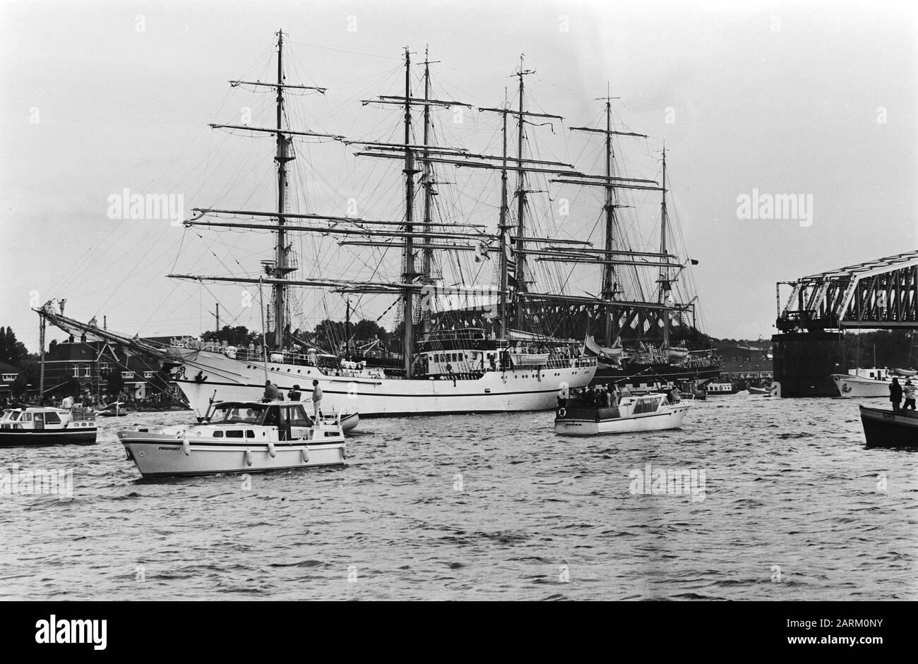 Voile 80 Amsterdam départ des grands bateaux; quelques grands bateaux sur le canal de la mer du Nord Date: 12 août 1980 lieu: Amsterdam, Noord-Holland mots clés: Bateaux, voiliers Banque D'Images