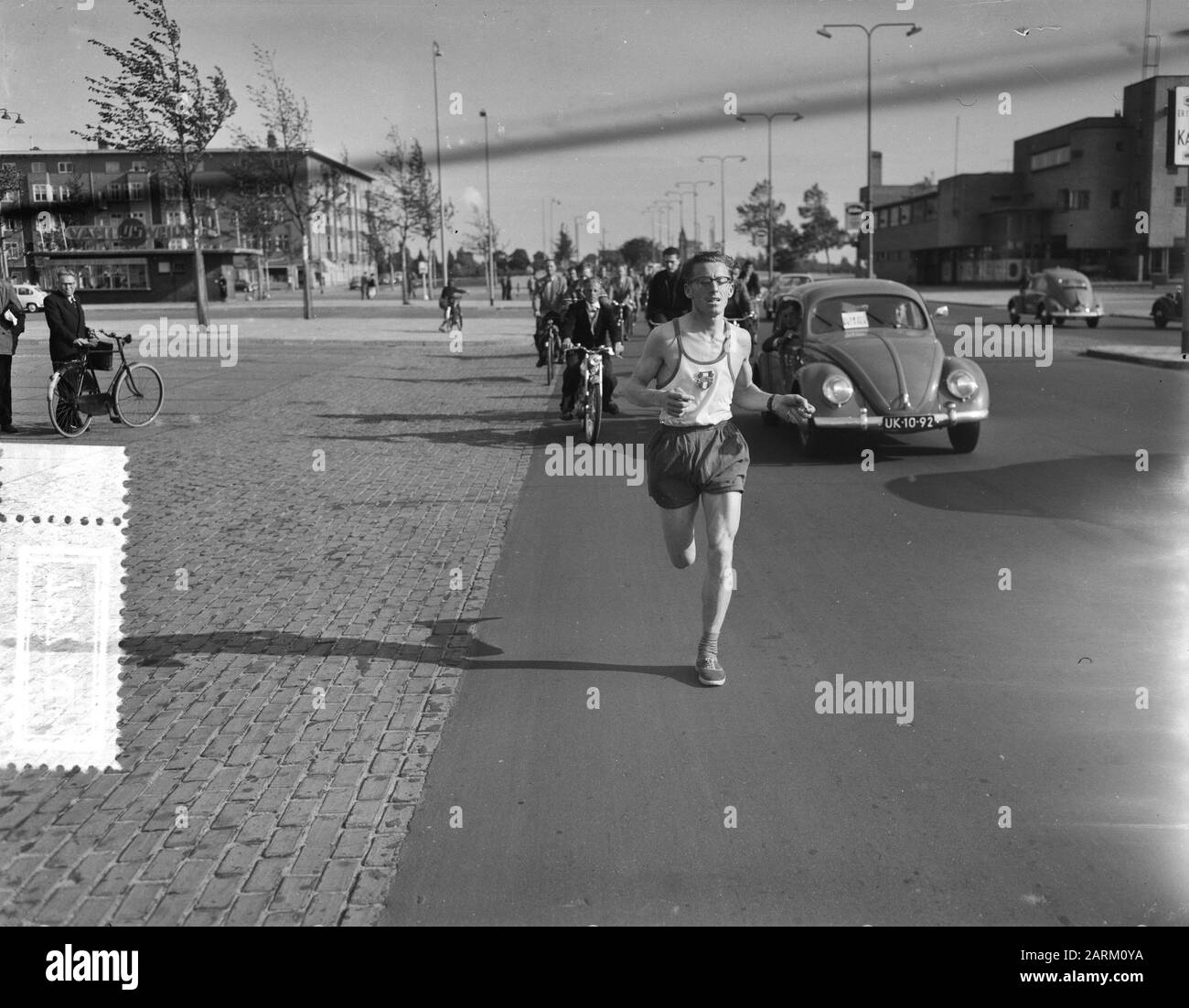 Course De Marathon De Championnat. Pays-Bas P. Bleeker (Lycurgus) première date : 7 juillet 1956 mots clés : CHAMPONIES, marathonloop Nom personnel : Bleeker, P. Banque D'Images