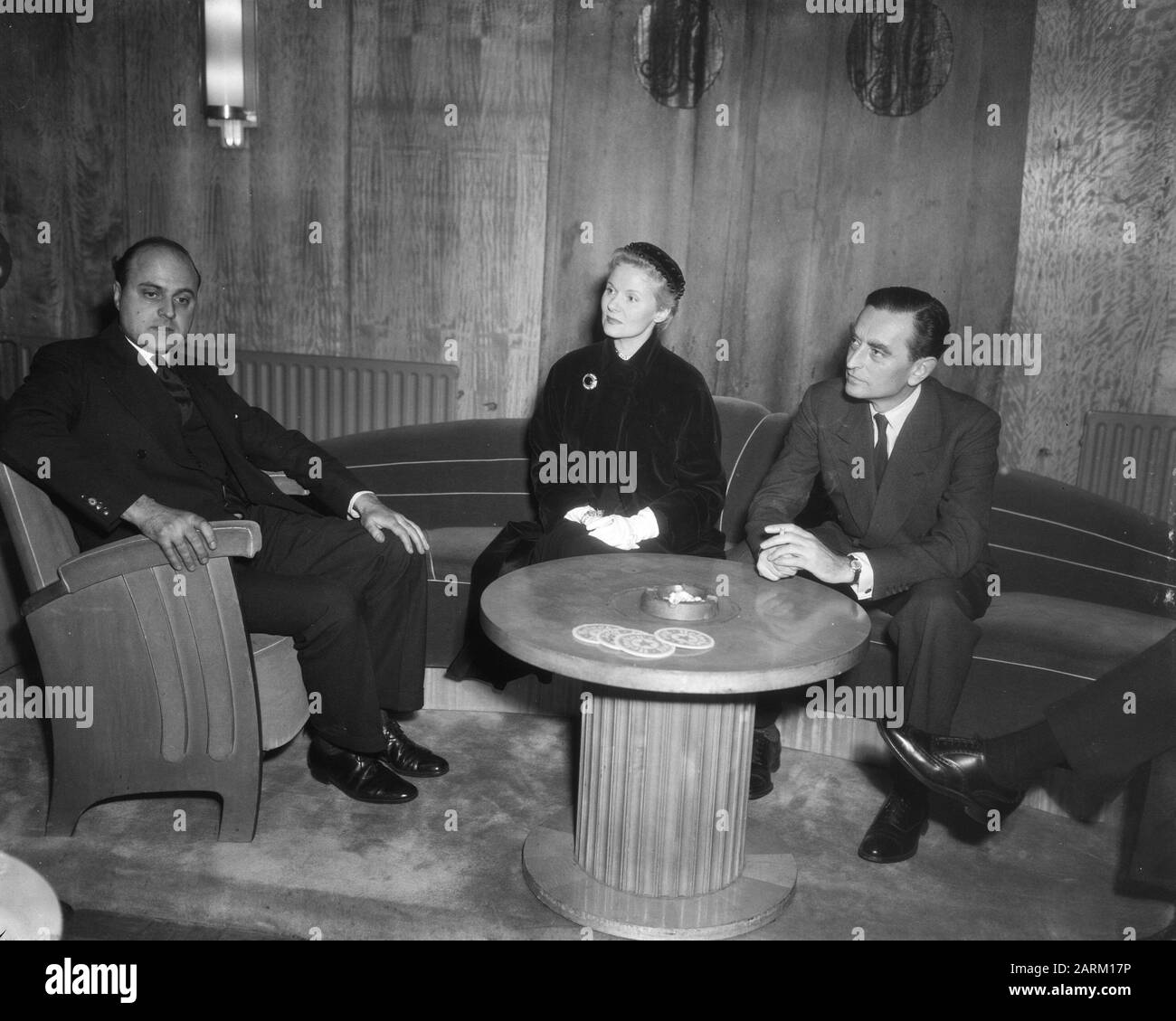 La Star du film Ann Todd au cinéma de la Haye lors de la première du film The Sound Barrier. Droite son mari, réalisateur David Lean Date: 19 décembre 1952 lieu: Den Haag, Zuid-Holland mots clés: Cinémas, films, stars du cinéma, réalisateurs Nom personnel: Lean, David, Todd, Ann Banque D'Images