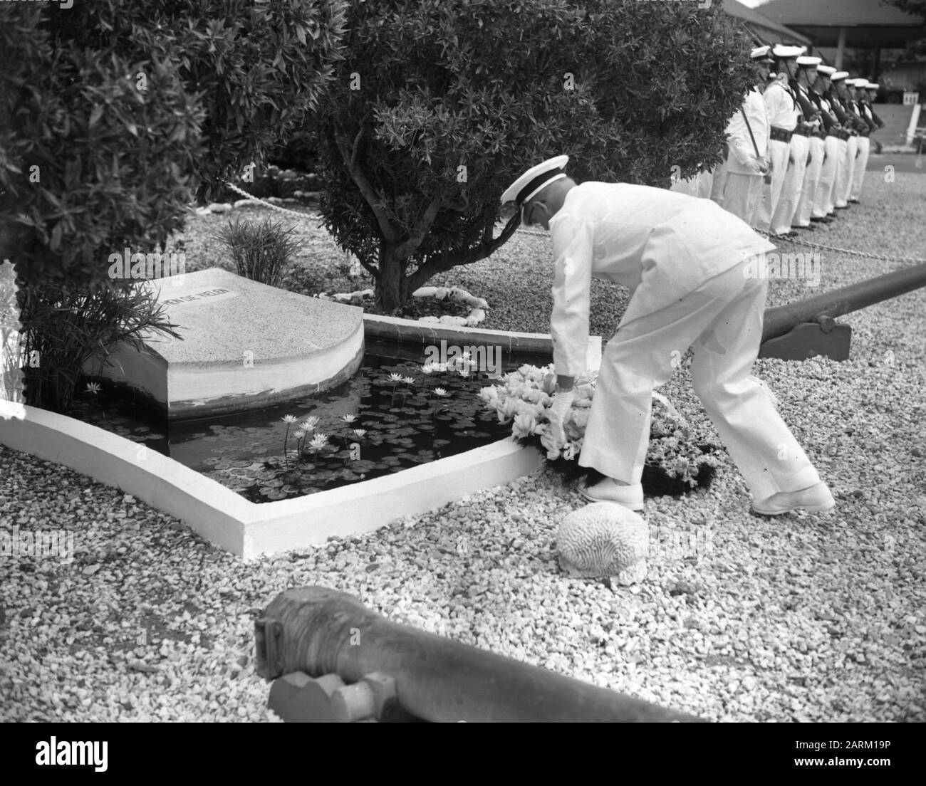 Commémoration des morts sur la base de MarineBasis Parera à Willemstad sur Curaçao. Le gouverneur M. A. A. M. Struycken met la couronne Date : 8 mai 1953 lieu : Curacao, Antilles néerlandaises, Willemstad mots clés : commémorations de la mort, naval Nom personnel : Gouverneur M. A. M. Struycken Banque D'Images