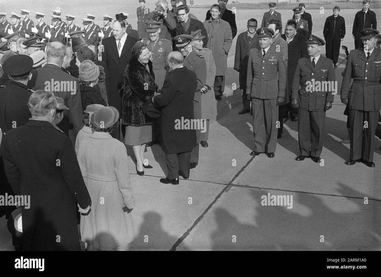 Départ du Dr Manuel Prado de Ypenburg Annotation: Président du Pérou, ici il dit adieu à la Reine Juliana et au Prince Bernhard. Derrière La Reine Ministre Des Affaires Étrangères Lun Date: 9 Mars 1960 Lieu: Den Haag, Ypenburg, Zuid-Holland Mots Clés: Départ Nom Personnel: Dr Manuel Prado Banque D'Images