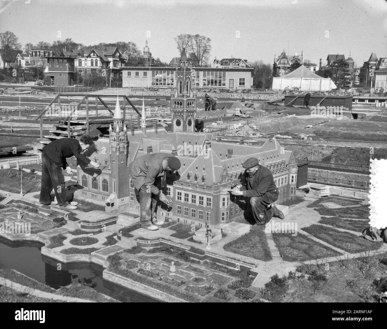 Nettoyage Du Printemps Madurodam Date : 9 Mars 1953 Lieu : La Haye, Hollande-Méridionale Mots Clés : Nettoyage Du Printemps Banque D'Images
