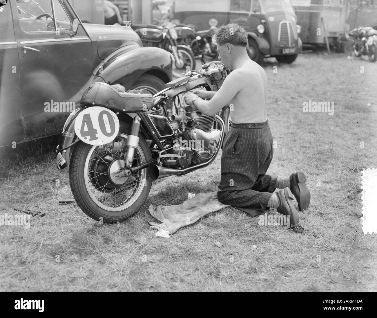 TT Assen 1953 formation TT courses Assen. C'était très chaud ! Date: 26 juin 1953 lieu: Assen mots clés: Motocyclettes, sports mécaniques, entretien Settingsname: TT Banque D'Images