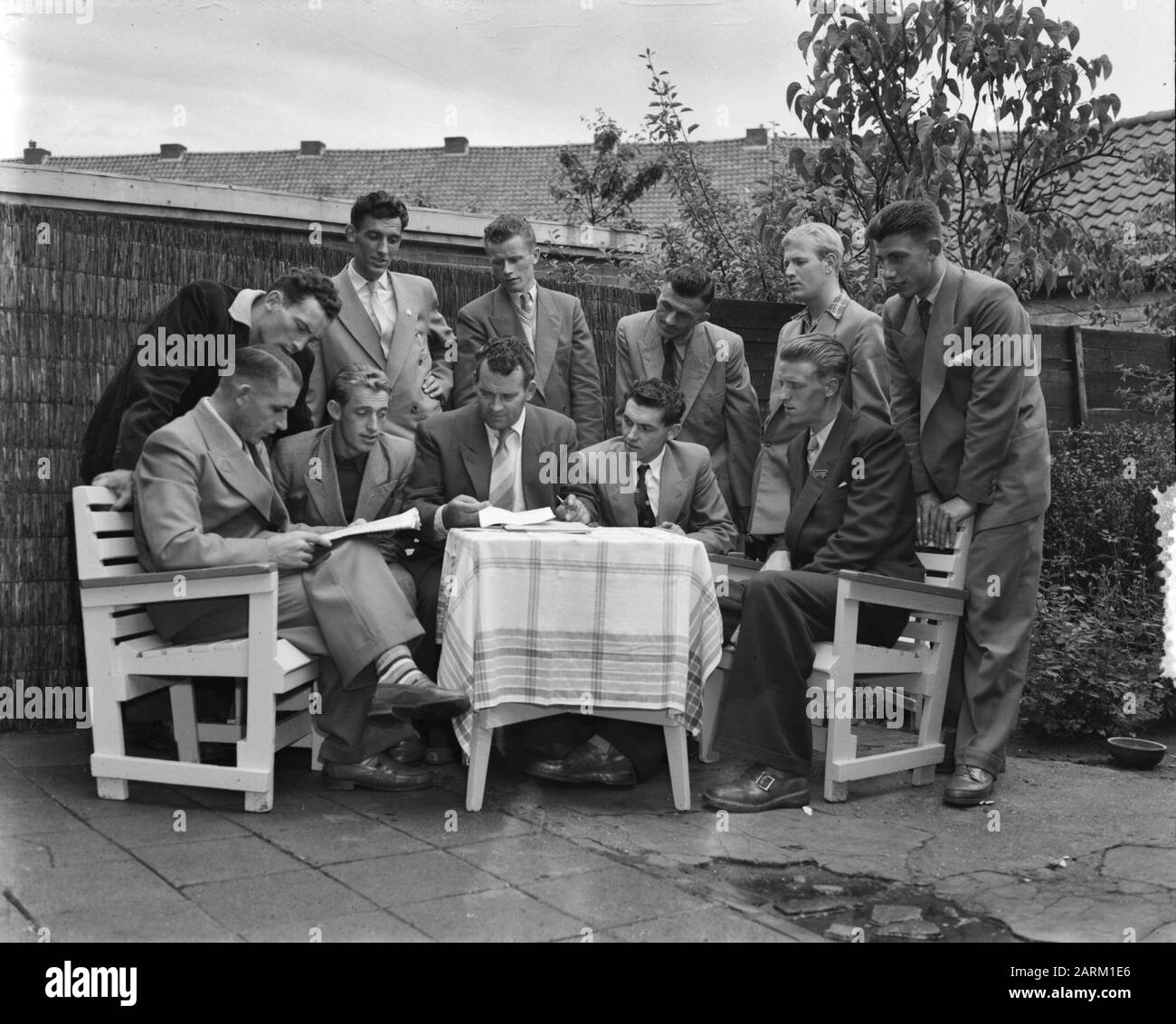 Dessin contr. Van Tour de France par équipe néerlandaise à Pellenaars Date: 18 juin 1953 mots clés: Équipes, dessins Nom personnel: Tour Banque D'Images