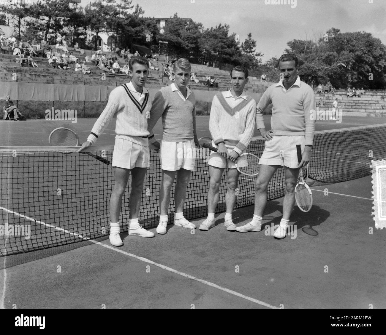 Championnats Internationaux De Tennis Noordwijk Hommes. Wilderspin-Hood Et Holst-Wiegers Date : 10 Juillet 1953 Lieu : Noordwijk Mots Clés : Championnat De Tennis Nom De La Personne : Holst-Wiegers, Wilderspin-Hood Banque D'Images