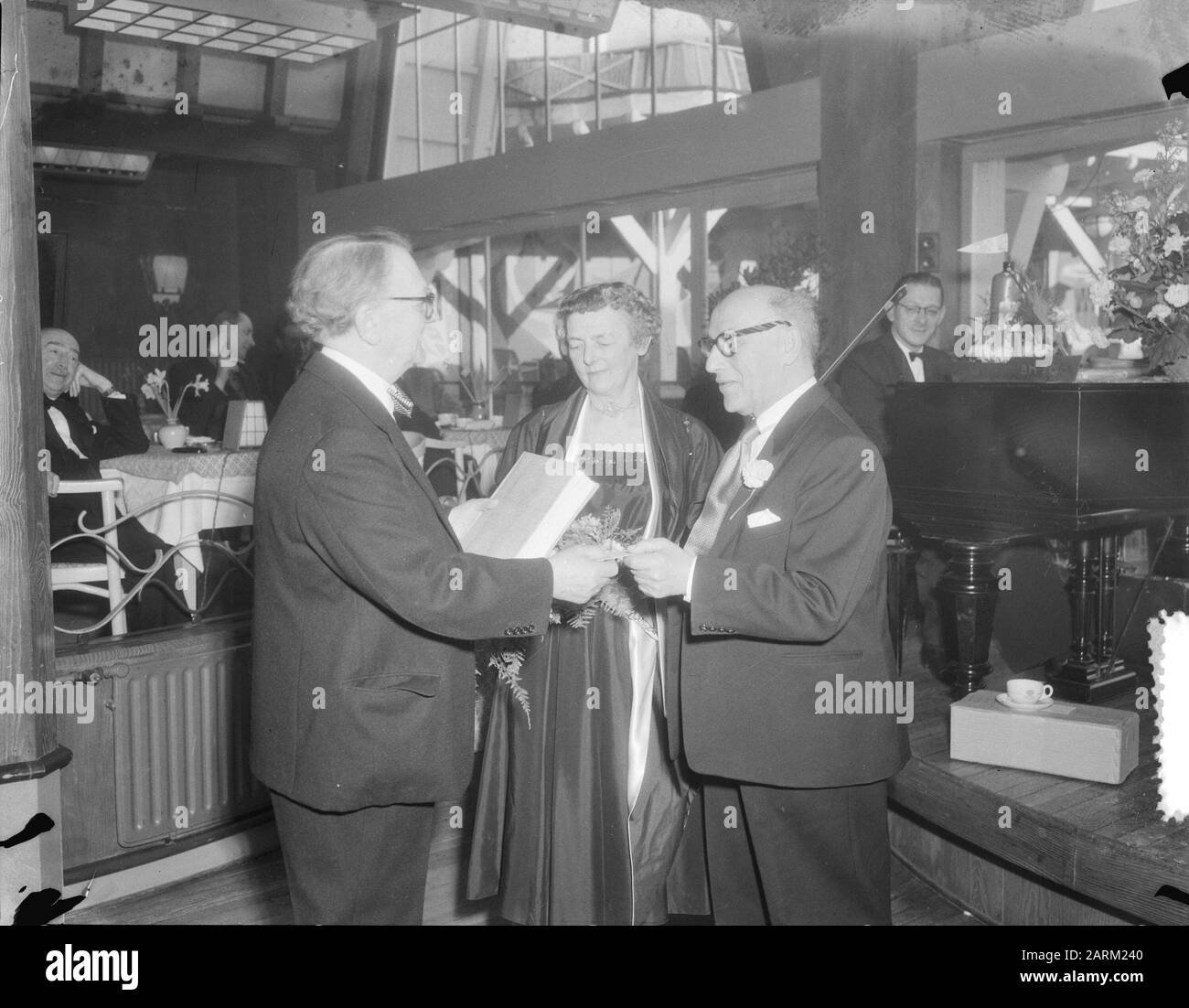 Célébration du violoniste Bram Mendes 70 ans et 60ème anniversaire en tant que violoniste Date : 10 mars 1954 mots clés : Hages, anniversaires, violonistes Banque D'Images