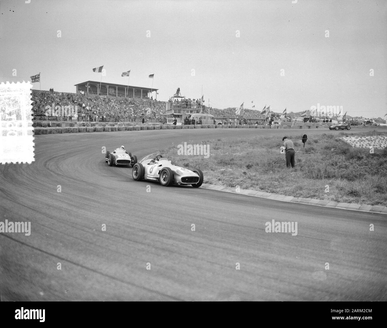 Grand Prix des Pays-Bas Zandvoort, Prins Bernhard sur le terrain Date: 19 juin 1955 lieu: Noord-Holland, Zandvoort Nom personnel: Bernhard, prince, Grand Prix des Pays-Bas Banque D'Images