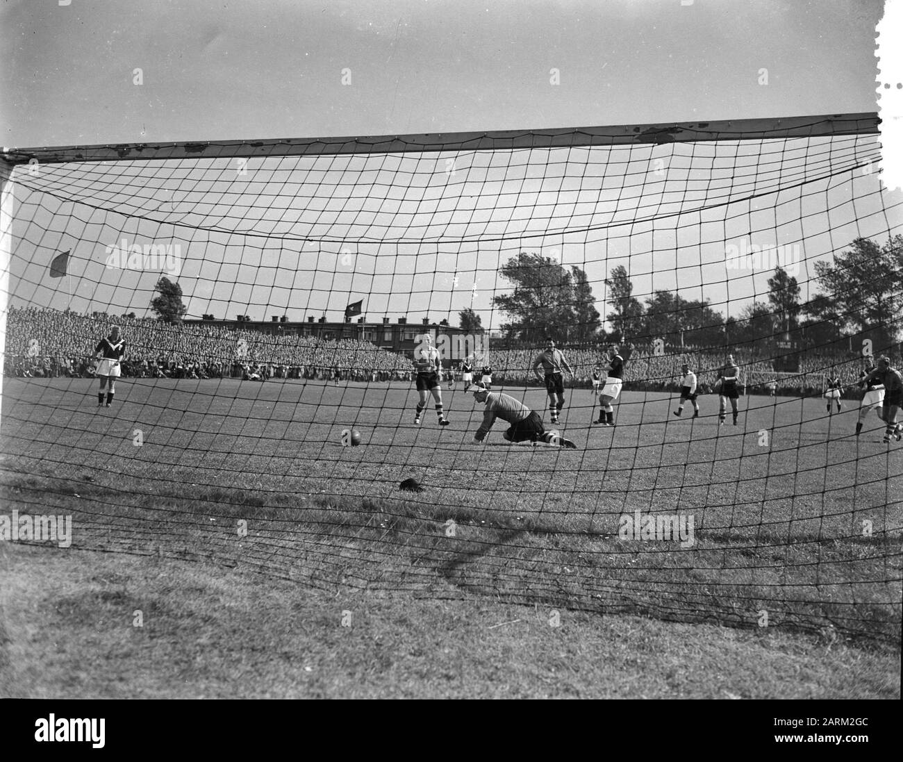 Scheveningen Hs Versus Enschede 1-3, Abe Lenstra Deuxième But Date: 11 Septembre 1955 Lieu: Enschede Mots Clés: Buts Nom Personnel: Lenstra, Abe Banque D'Images