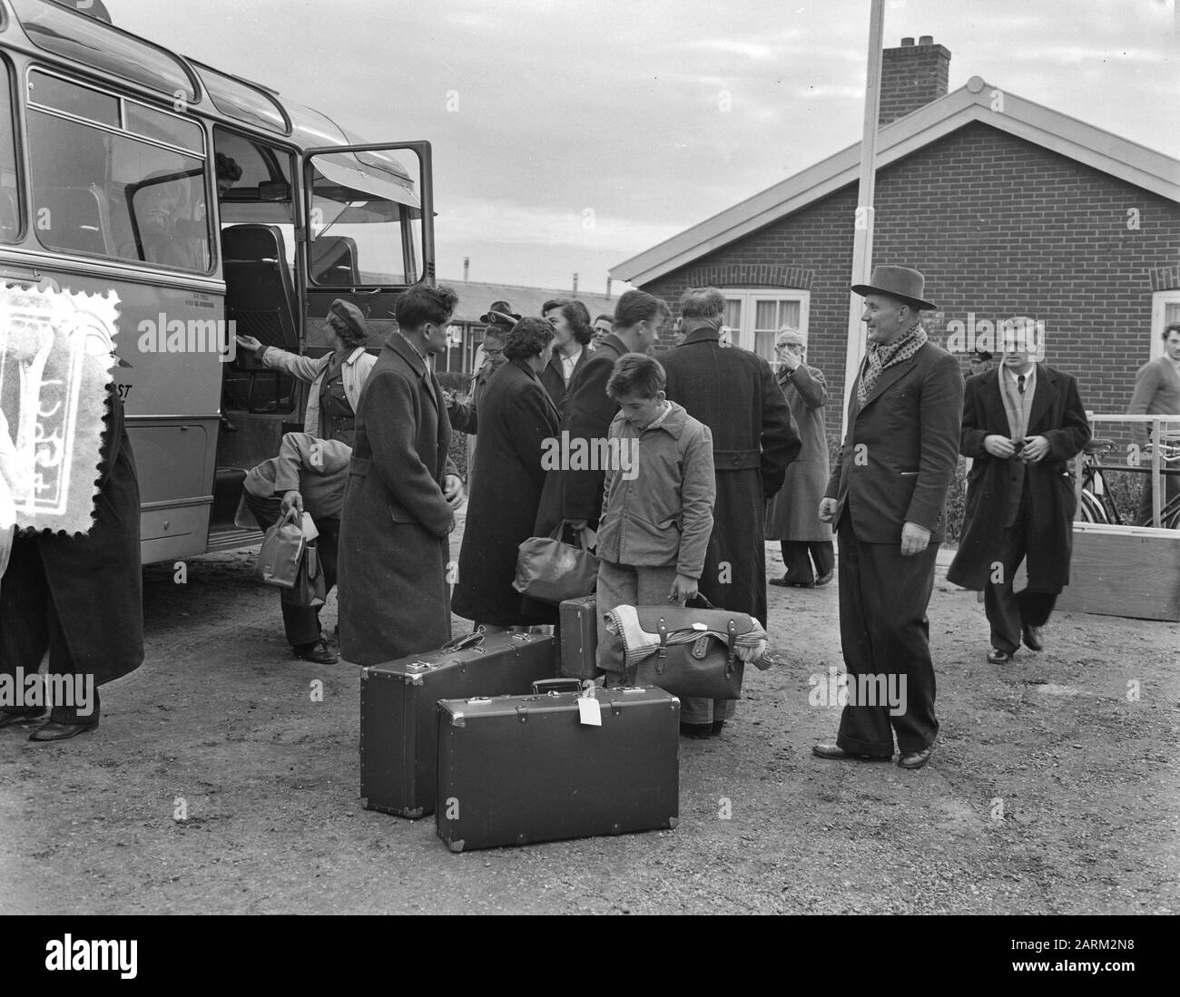 Arrivée de personnes déplacées en Amérique le premier groupe de réfugiés est arrivé aujourd'hui dans le camp d'hébergement des personnes déplacées. Dans le Camp America dans la Peel est venu une section de Hongrois et de Grecs. Arrivée des Grecs dans le camp America Annotation: Ancien camp DWU Horst-America. Ici, des réfugiés ont été reçus de la Hongrie, de la Yougoslavie, de la Pologne et de la Russie (initialement reçus en Autriche puis admis aux Pays-Bas) Date: 19 octobre 1955 lieu: Amérique mots clés: Réfugiés, camps de réfugiés Banque D'Images