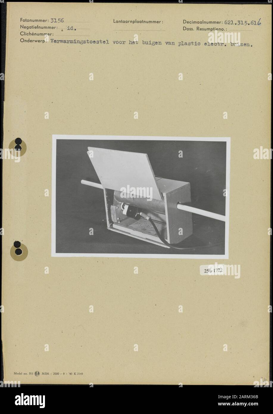 Appareil de chauffage pour plier des tubes d'électricité en plastique Date: Non daté mots clés: Tuyaux électriques, plastique, chauffages Banque D'Images