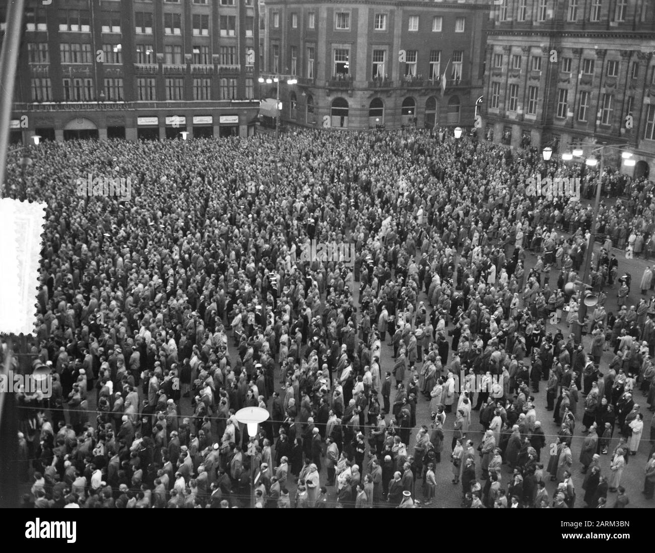 Commémoration de l'Oostercdina Amsterdam. On Dam At National Monument Date: 4 May 1956 Lieu: Amsterdam, Noord-Holland Mots Clés: Commémorations Nom De L'Institution: Oostercdina Banque D'Images