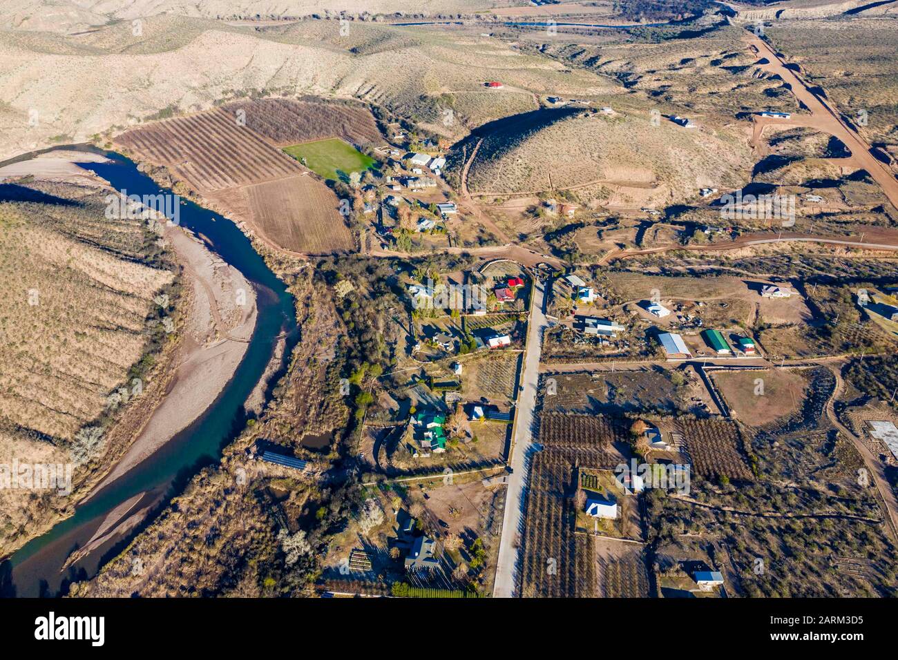 BAVISPE, SONORA. Vue aérienne du ranch la Morita et de la rivière Bavispe, paysage durant une matinée froide, est une communauté de Moromona dans la municipalité de Bavispe, Sonora, Mexique. L'endroit est une zone agricole de l'arbre des noix. (Photo: Luis Gutiérrez /) BAVISPE, SONORA. Vista aérea de rancho la Morita y el río Bavispe, paisaje durante una fria mañana, es una comunidad moromona en municipio de Bavispe, Sonora, Mexique. El lugar es una zona agricola de albol Nogal. Banque D'Images