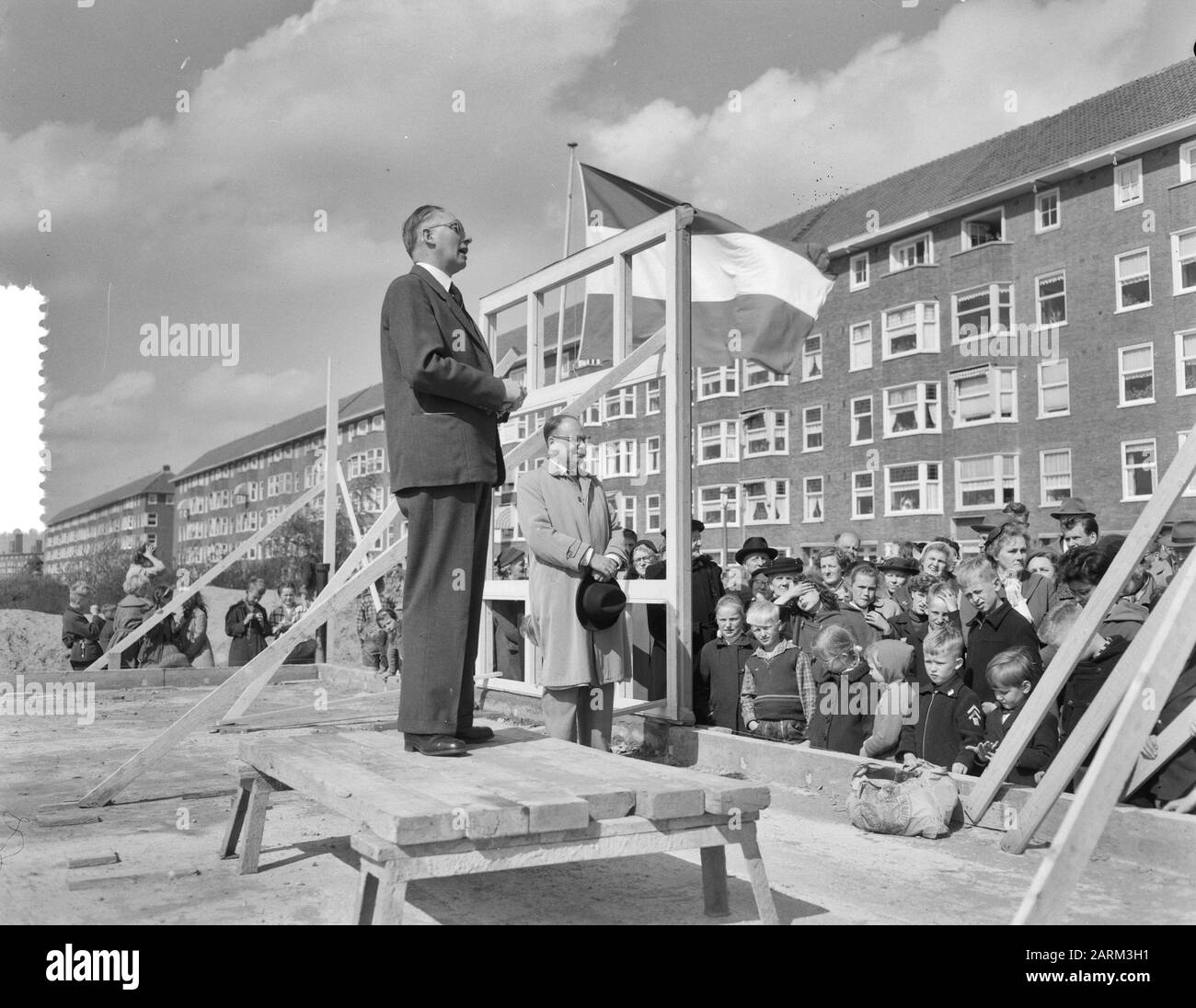 Première pierre pontant Arminiuskerk à la Postjeskade à Amsterdam-Ouest Date: 12 mai 1956 lieu: Amsterdam mots clés: Activités de construction, églises, religions Banque D'Images
