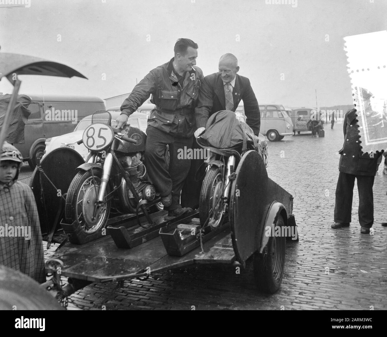 Drikus Feather (à droite) et Piet Bakker Training for Motorcycle courses Date : 25 mai 1956 mots clés : moto Racing, Training Person name: Bakker, Piet, Feather, D. Banque D'Images