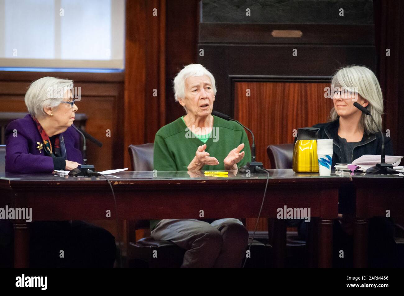 New York, États-Unis. 28 janvier 2020. Le militant Elizabeth McAllister (au milieu), qui est confronté à un long moment de prison pour entrer dans la base de sous-marin nucléaire de Trident dans un acte de désobéissance civile, témoigne à l'audience du Conseil municipal demandant le dessaisissement des armes nucléaires à l'hôtel de ville de New York le 28 janvier 2020. (Photo De Gabriele Holtermann-Gorden/Pacific Press) Crédit: Pacific Press Agency/Alay Live News Banque D'Images