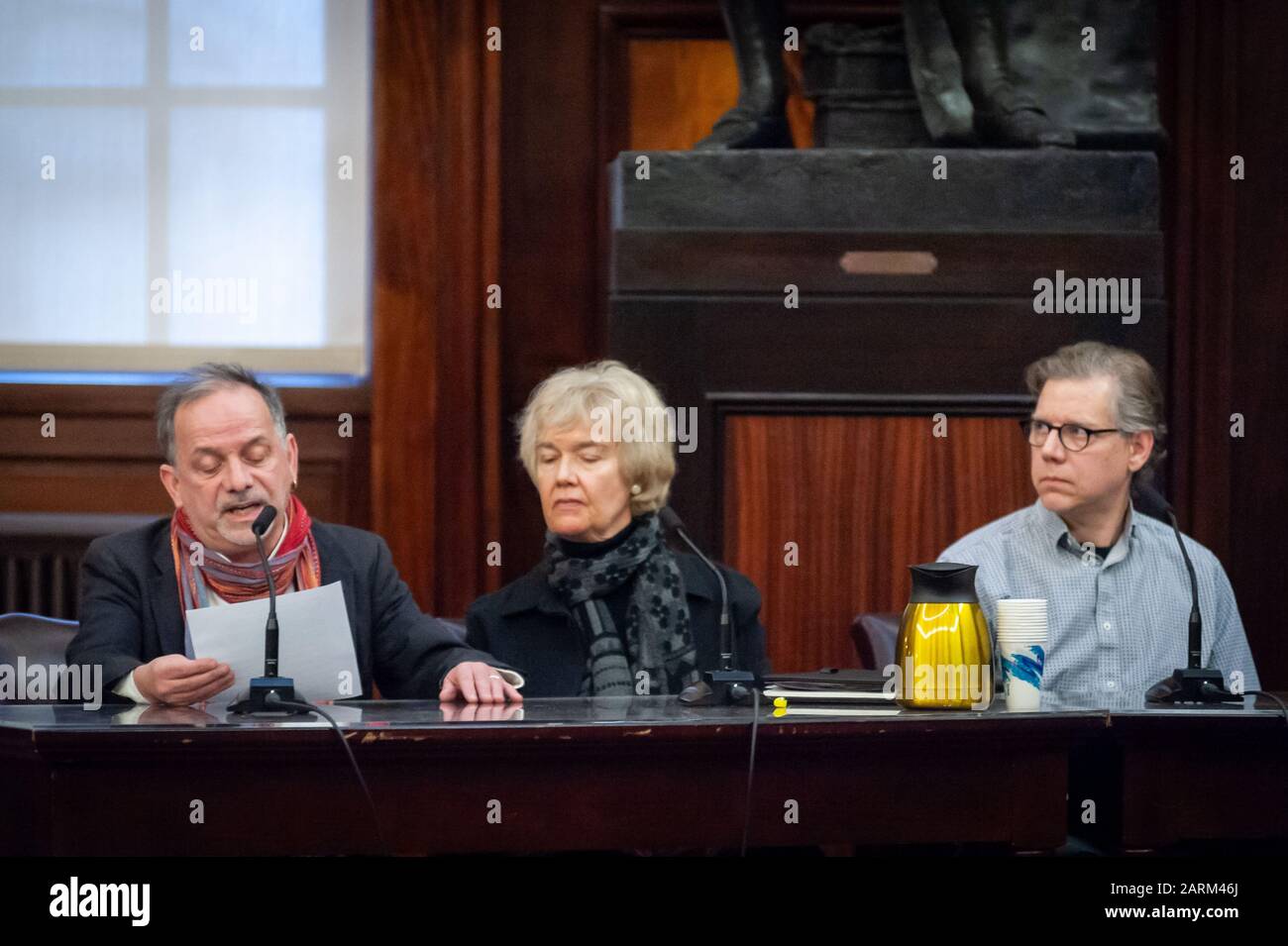 New York, États-Unis. 28 janvier 2020. Brendan Fay (à gauche), membre de la campagne De Cession de New York et fondateur de St. Pats pour tous, témoigne à l'audience du conseil municipal demandant le dessaisissement des armes nucléaires à l'hôtel de ville de New York le 28 janvier 2020. (Photo De Gabriele Holtermann-Gorden/Pacific Press) Crédit: Pacific Press Agency/Alay Live News Banque D'Images