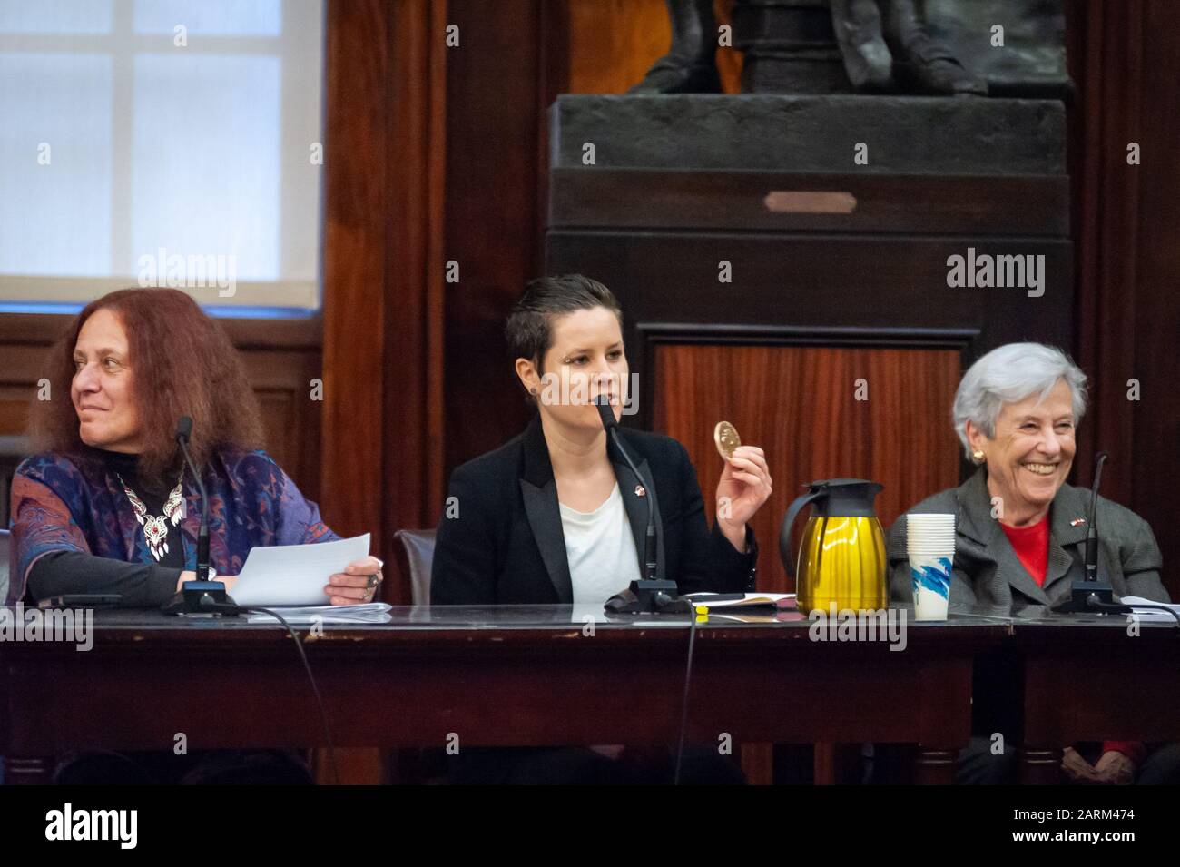 New York, États-Unis. 28 janvier 2020. Ray Acheson (au milieu), membre de la campagne internationale d'Abolition des armes nucléaires primée par le prix Nobel, témoigne à l'audience du Conseil municipal demandant le dessaisissement des armes nucléaires à l'hôtel de ville de New York le 28 janvier 2020. (Photo De Gabriele Holtermann-Gorden/Pacific Press) Crédit: Pacific Press Agency/Alay Live News Banque D'Images