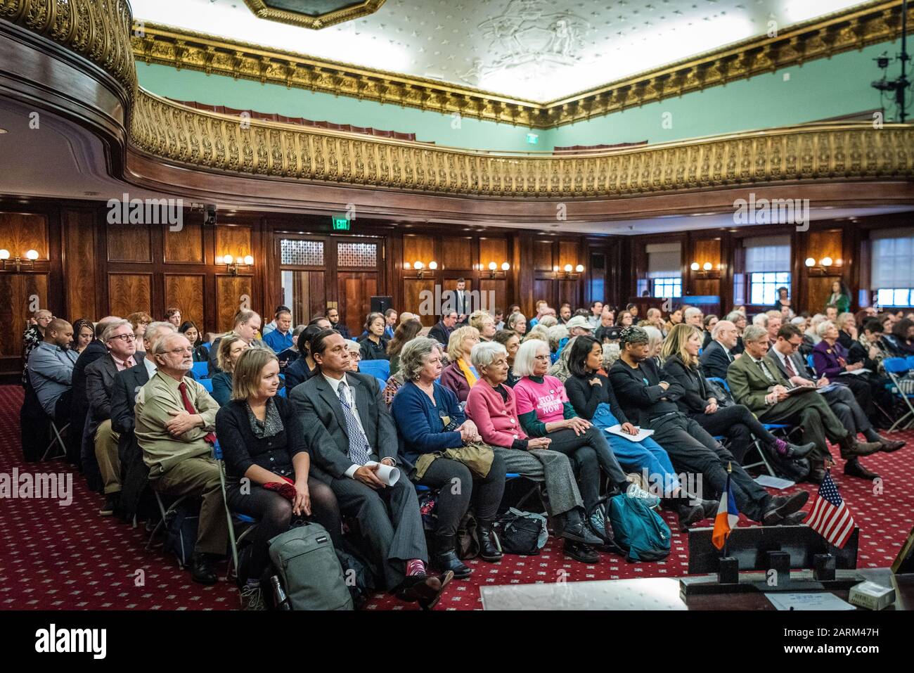 New York, États-Unis. 28 janvier 2020. Les militants anti-nucléaires écoutent les témoignages lors de l'audition du Conseil municipal appelant au dessaisissement des armes nucléaires à l'Hôtel de ville de New York le 28 janvier 2020. (Photo De Gabriele Holtermann-Gorden/Pacific Press) Crédit: Pacific Press Agency/Alay Live News Banque D'Images
