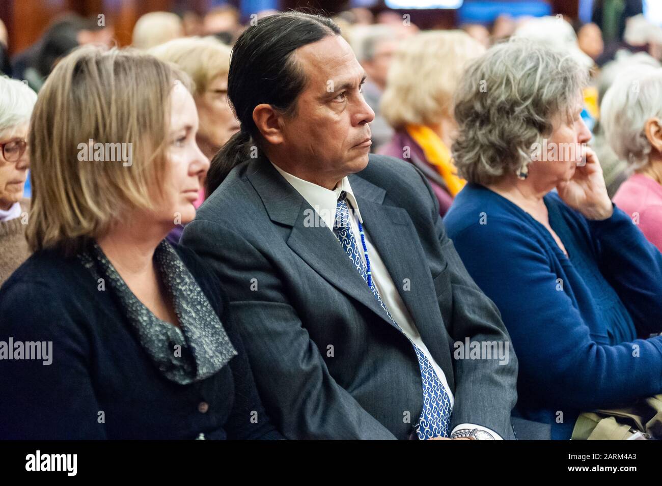New York, États-Unis. 28 janvier 2020. Les militants anti-nucléaires écoutent les témoignages lors de l'audition du Conseil municipal appelant au dessaisissement des armes nucléaires à l'Hôtel de ville de New York le 28 janvier 2020. (Photo De Gabriele Holtermann-Gorden/Pacific Press) Crédit: Pacific Press Agency/Alay Live News Banque D'Images