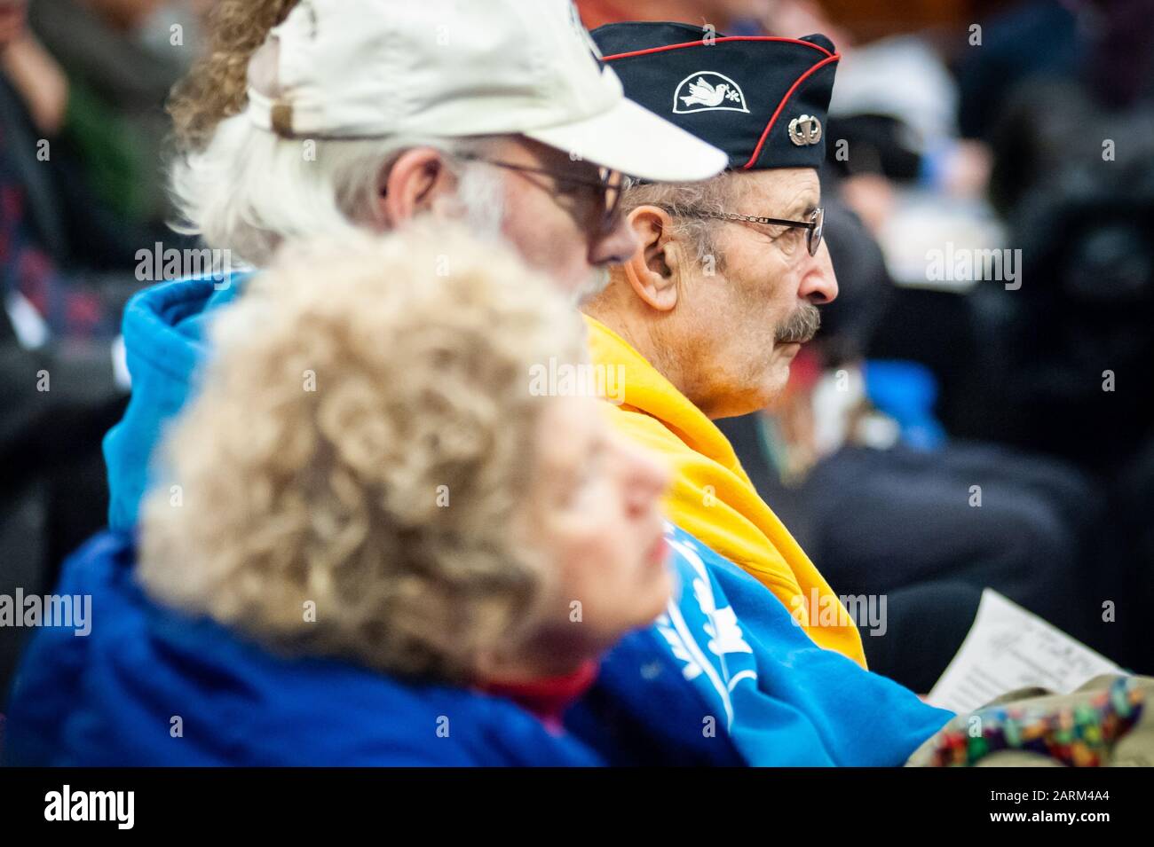 New York, États-Unis. 28 janvier 2020. Les militants anti-nucléaires écoutent les témoignages lors de l'audition du Conseil municipal appelant au dessaisissement des armes nucléaires à l'Hôtel de ville de New York le 28 janvier 2020. (Photo De Gabriele Holtermann-Gorden/Pacific Press) Crédit: Pacific Press Agency/Alay Live News Banque D'Images