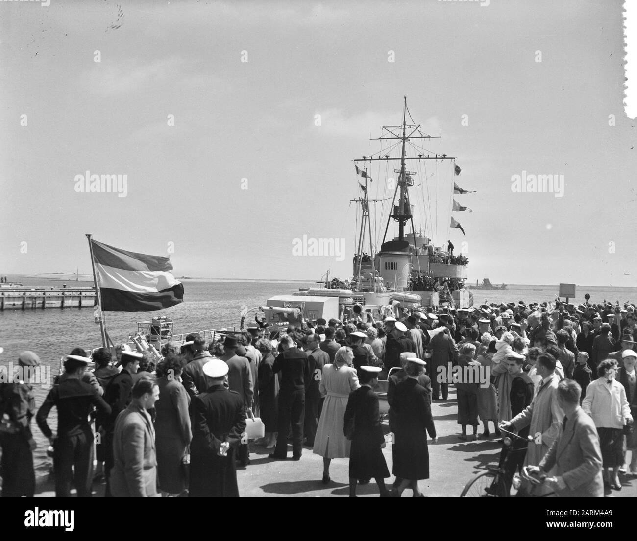 Rh. Mme Dan. Van Speijk départ Den Helder aux Antilles Date: 26 juin 1956 lieu: Den Helder mots clés: Départ, bateaux Nom personnel: HR. Mme Dan. Van Speijk Banque D'Images
