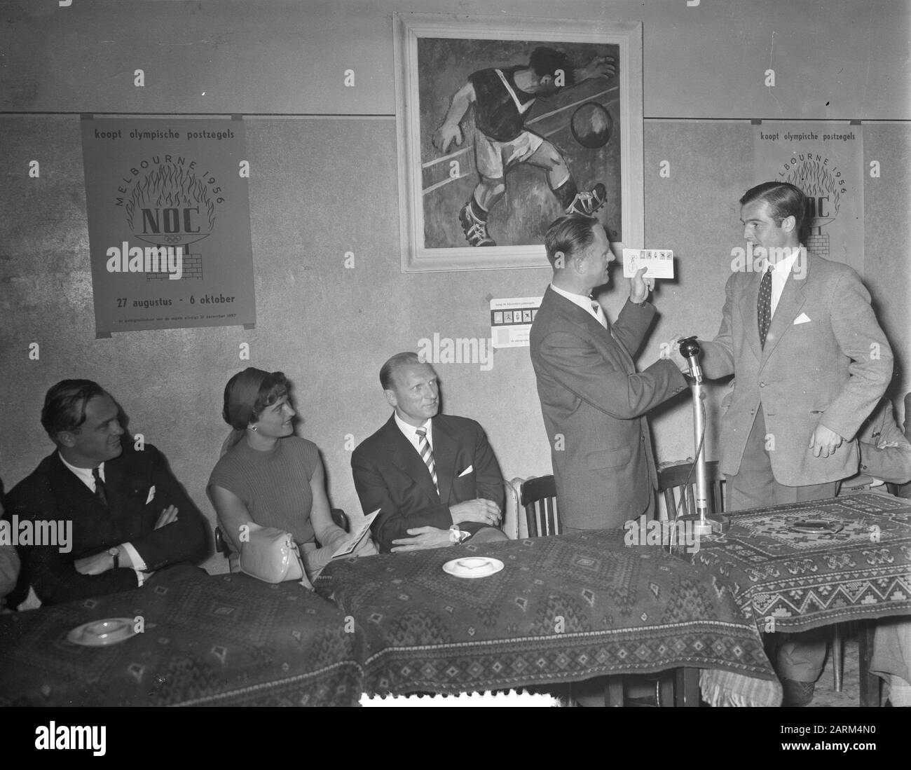 Invitations à des participants Jeux olympiques à Melbourne Annotation: Attribution d'enveloppes du premier jour avec des timbres spéciaux Date: 27 août 1956 mots clés: Timbres, sports Banque D'Images Invitations à des participants Jeux olympiques à Melbourne Annotation: Attribution d'enveloppes du premier jour avec des timbres spéciaux Date: 27 août 1956 mots clés: Timbres, sports Banque D'Images