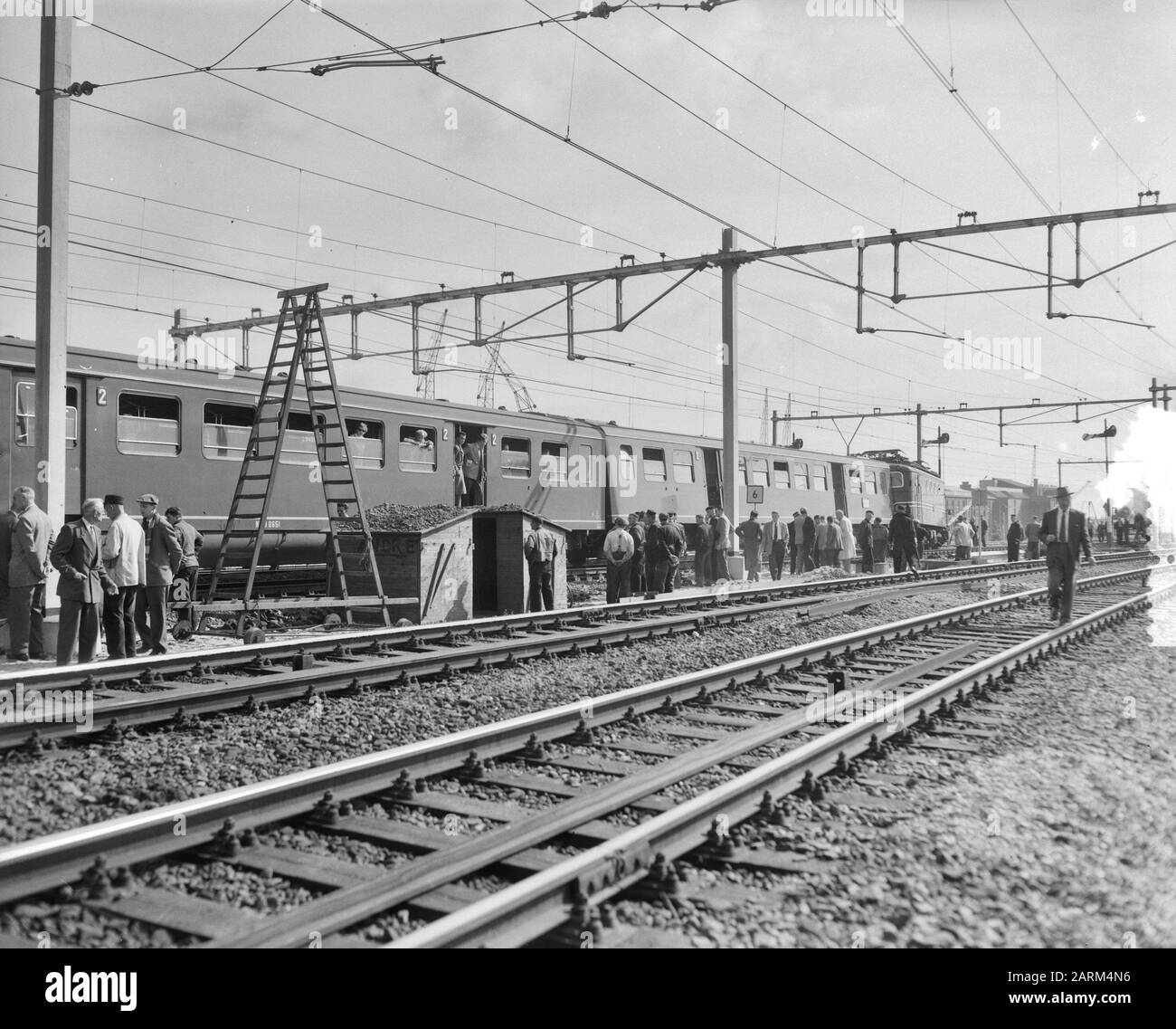 Trainontsporing Piet Heinkade Amsterdam Date : 23 Août 1956 Lieu : Amsterdam, Noord-Holland Mots Clés : Accidents, Chemins De Fer, Trains Banque D'Images