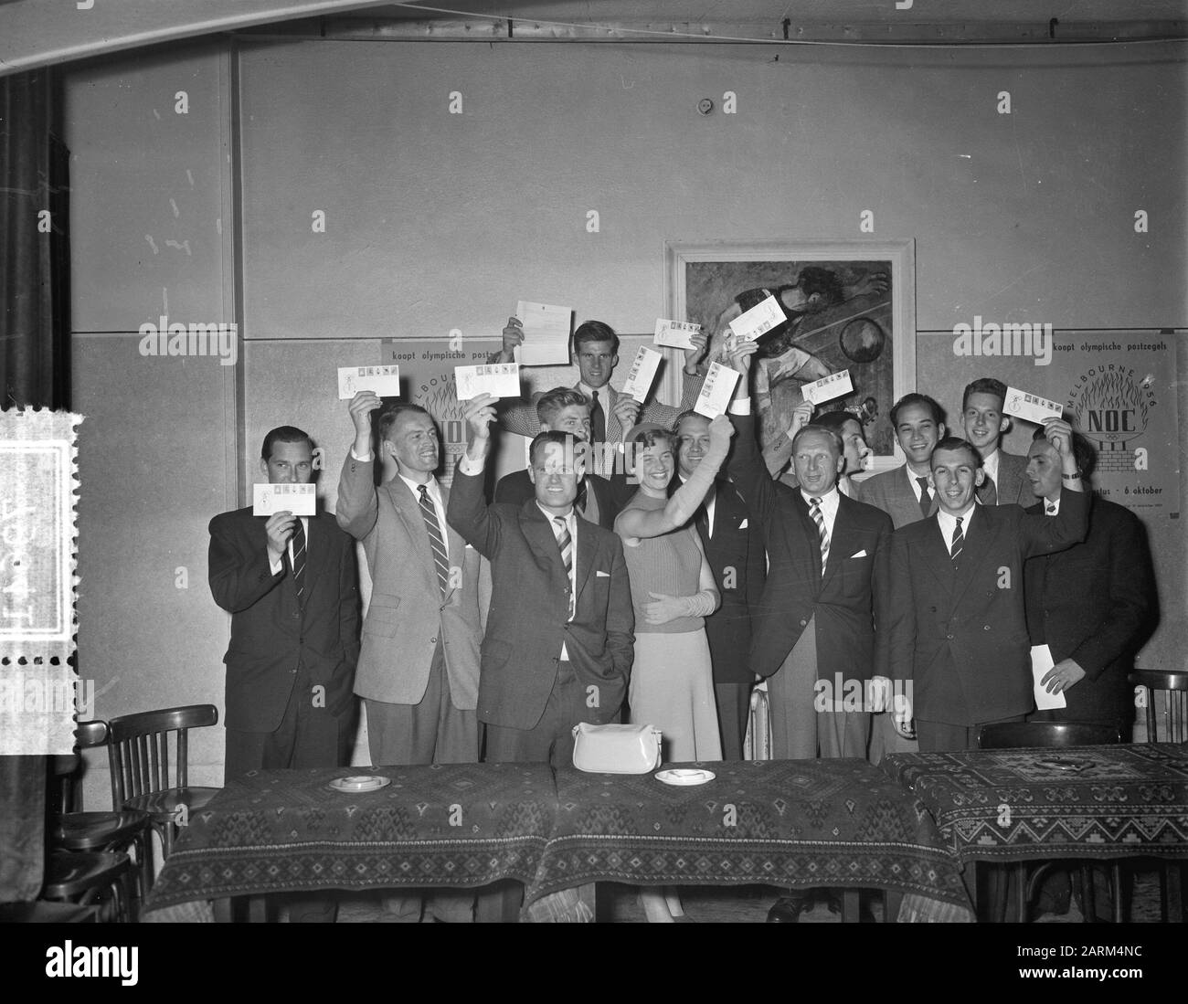 Invitations à des participants Jeux olympiques à Melbourne Annotation: Attribution d'enveloppes du premier jour avec des timbres spéciaux Date: 27 août 1956 mots clés: Timbres, sports Banque D'Images Invitations à des participants Jeux olympiques à Melbourne Annotation: Attribution d'enveloppes du premier jour avec des timbres spéciaux Date: 27 août 1956 mots clés: Timbres, sports Banque D'Images