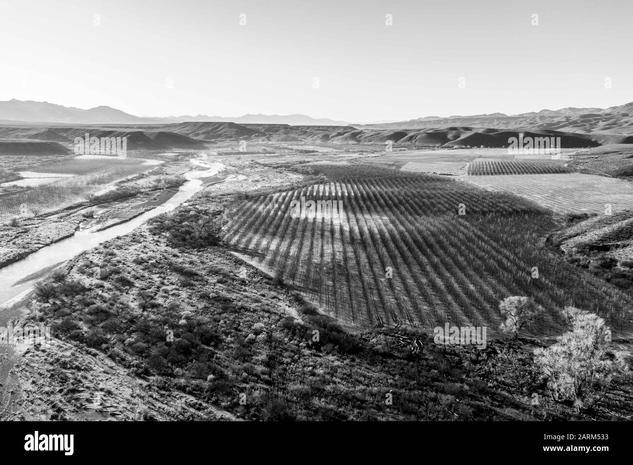 BAVISPE, SONORA. Vue aérienne du ranch la Morita et de la rivière Bavispe, paysage durant une matinée froide, est une communauté de Moromona dans la municipalité de Bavispe, Sonora, Mexique. L'endroit est une zone agricole de l'arbre des noix. (Photo: Luis Gutiérrez /) BAVISPE, SONORA. Vista aérea de rancho la Morita y el río Bavispe, paisaje durante una fria mañana, es una comunidad moromona en municipio de Bavispe, Sonora, Mexique. El lugar es una zona agricola de albol Nogal. Banque D'Images