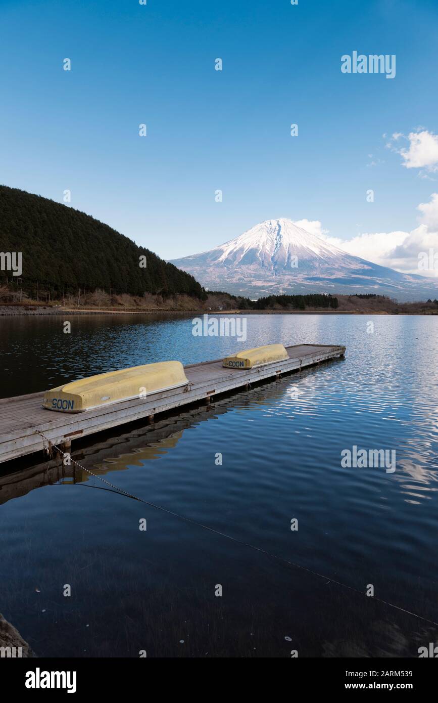 Mt. Fuji Reflété Dans Le Lac Tanuki Banque D'Images