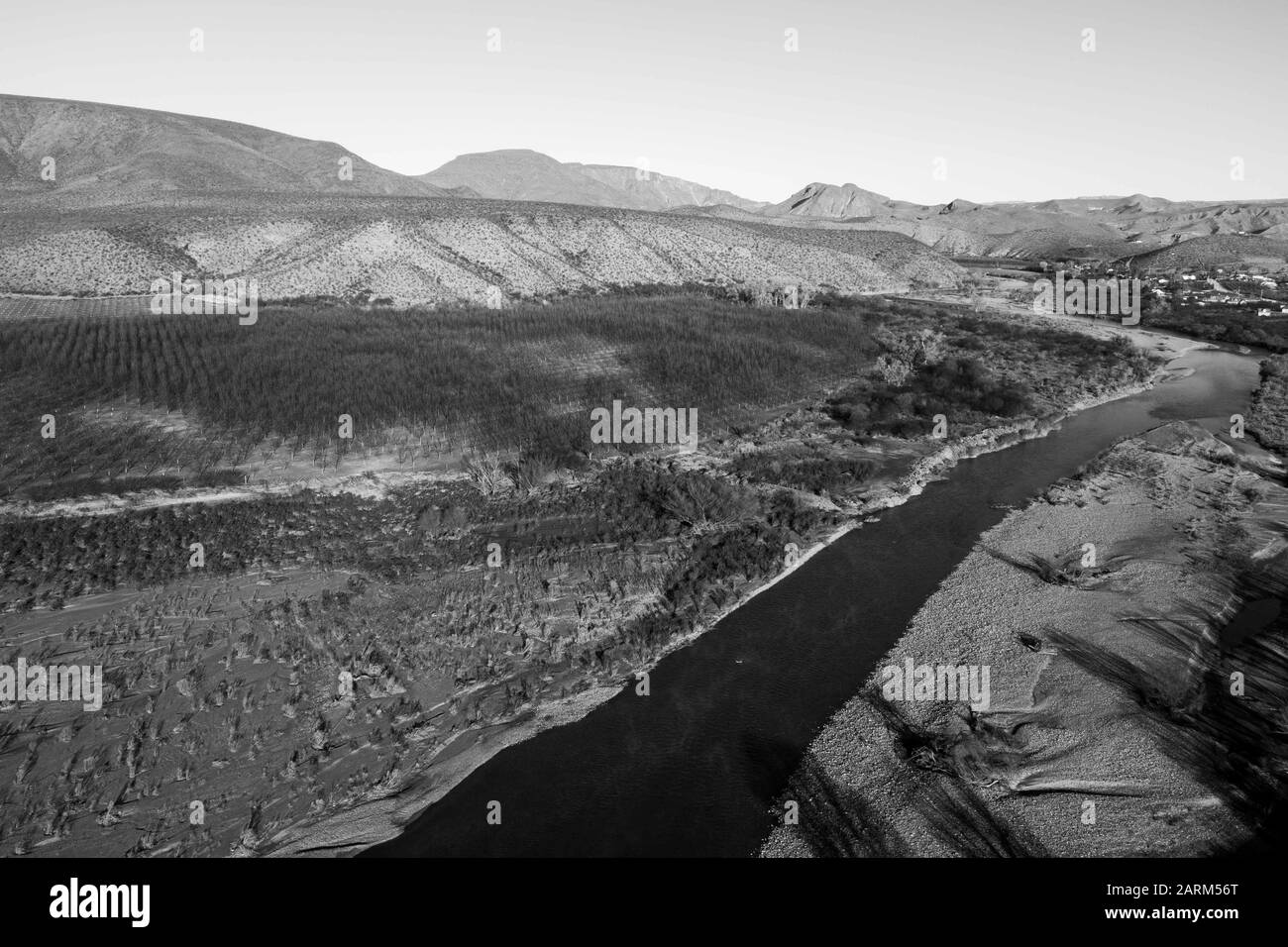 BAVISPE, SONORA. Vue aérienne du ranch la Morita et de la rivière Bavispe, paysage durant une matinée froide, est une communauté de Moromona dans la municipalité de Bavispe, Sonora, Mexique. L'endroit est une zone agricole de l'arbre des noix. (Photo: Luis Gutiérrez /) BAVISPE, SONORA. Vista aérea de rancho la Morita y el río Bavispe, paisaje durante una fria mañana, es una comunidad moromona en municipio de Bavispe, Sonora, Mexique. El lugar es una zona agricola de albol Nogal. Banque D'Images