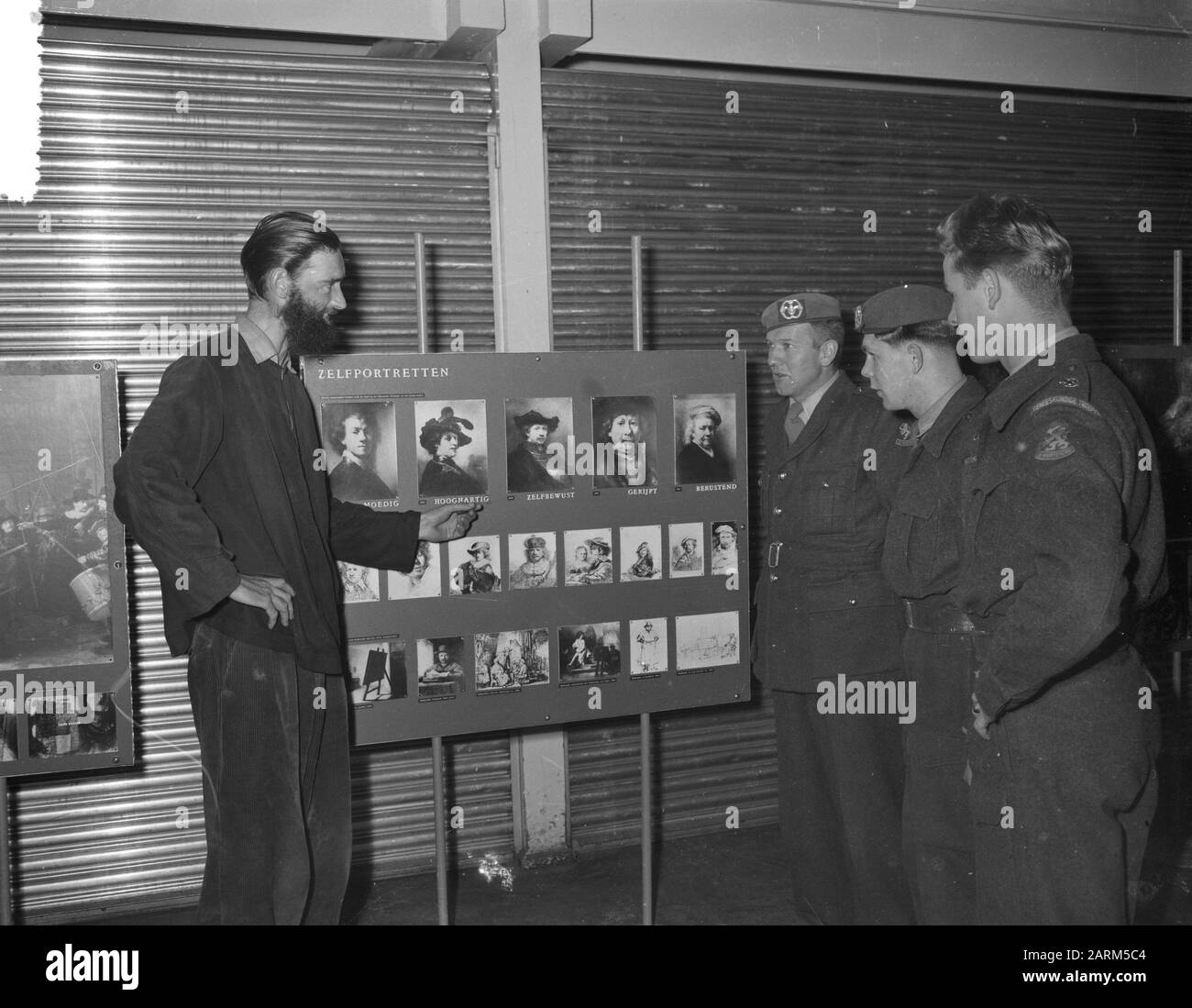 Exposition qui était la place de l'armée Rembrandt Ermelo. Explication par des artistes visuels avec des soldats Date: 30 octobre 1956 lieu: Ermelo mots clés: SOLANDS, lieux militaires, expositions Banque D'Images