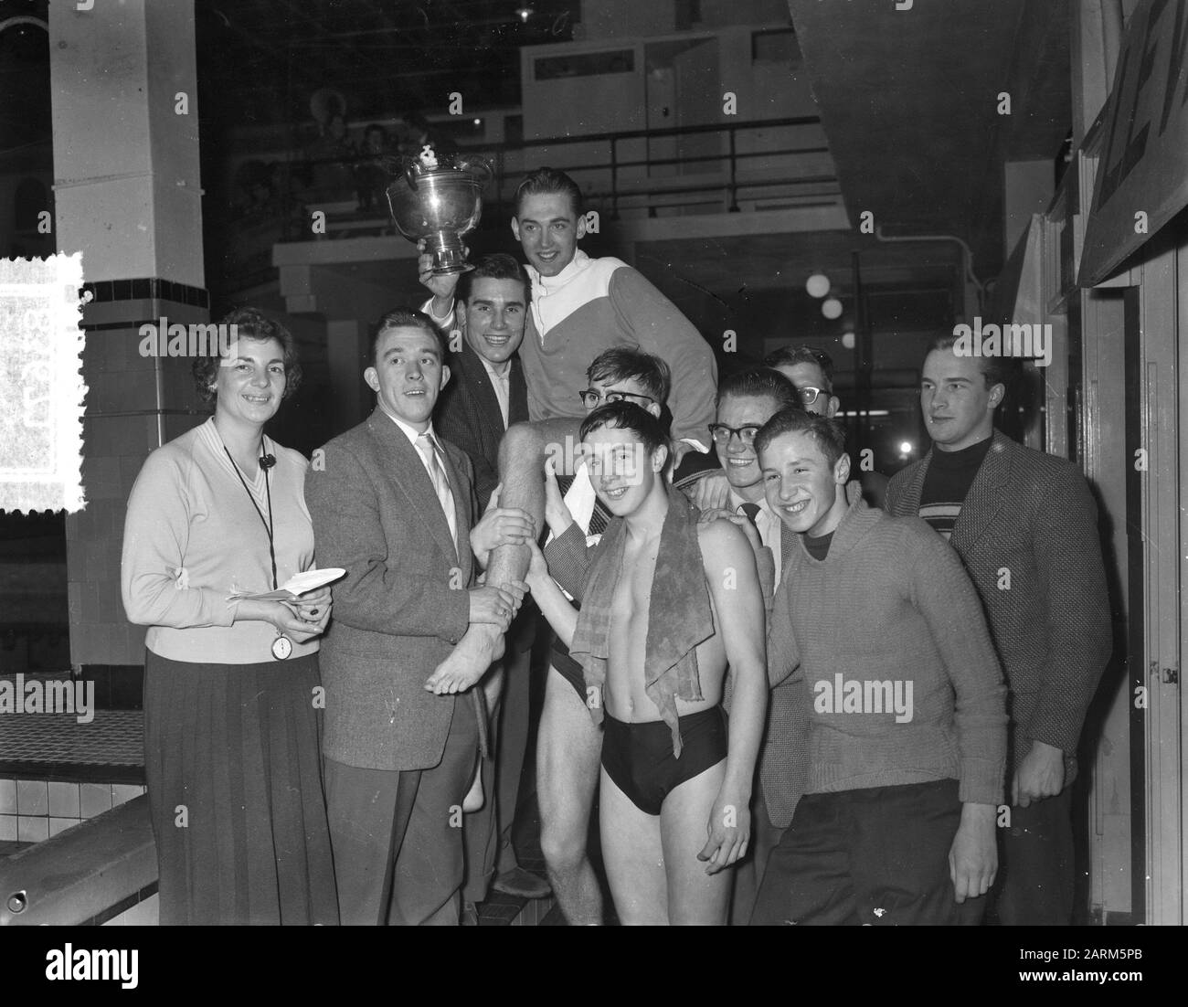 Matchs de natation Hausbeker nouveau record 100 mètres de retour Date: 2 mars 1957 mots clés: Records, matchs de natation Banque D'Images