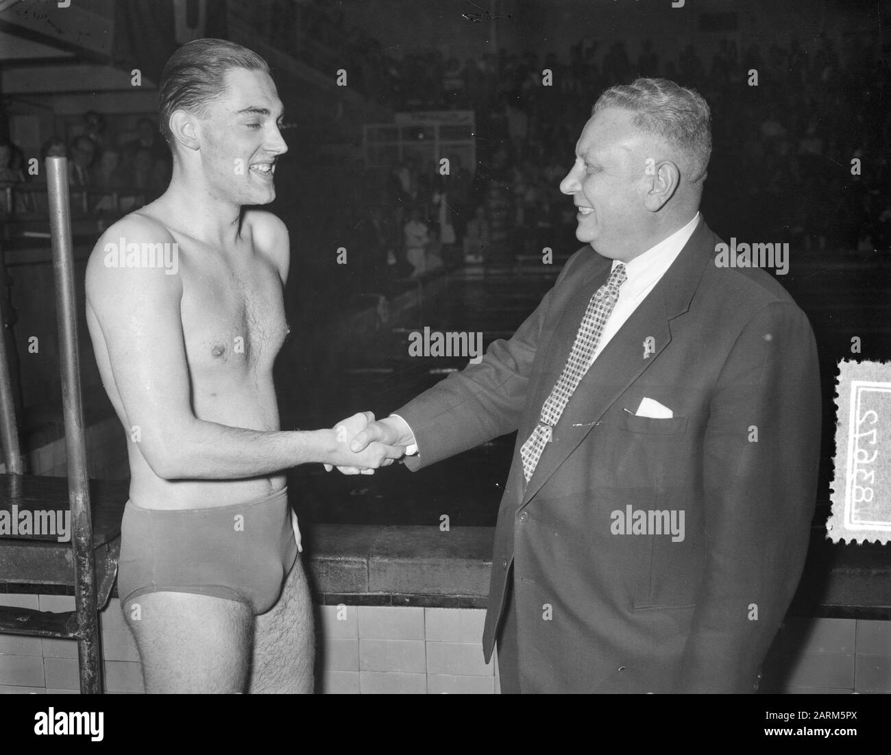La natation correspond à Hausbeker nouveau record 100 mètres en arrière. Jan de Vries (président) Swijghuizen (nageur) Date : 2 mars 1957 mots clés : disques, matchs de natation, présidents Nom personnel : Jan de Vries Banque D'Images